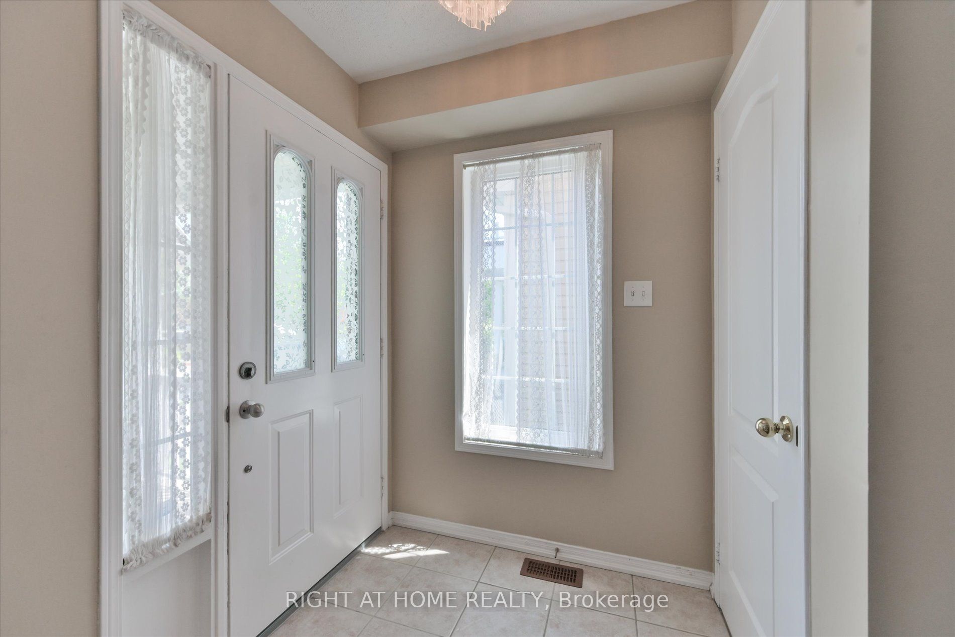 94 Moynahan Crescent, Ajax, ON L1Z 1M4 photo 4