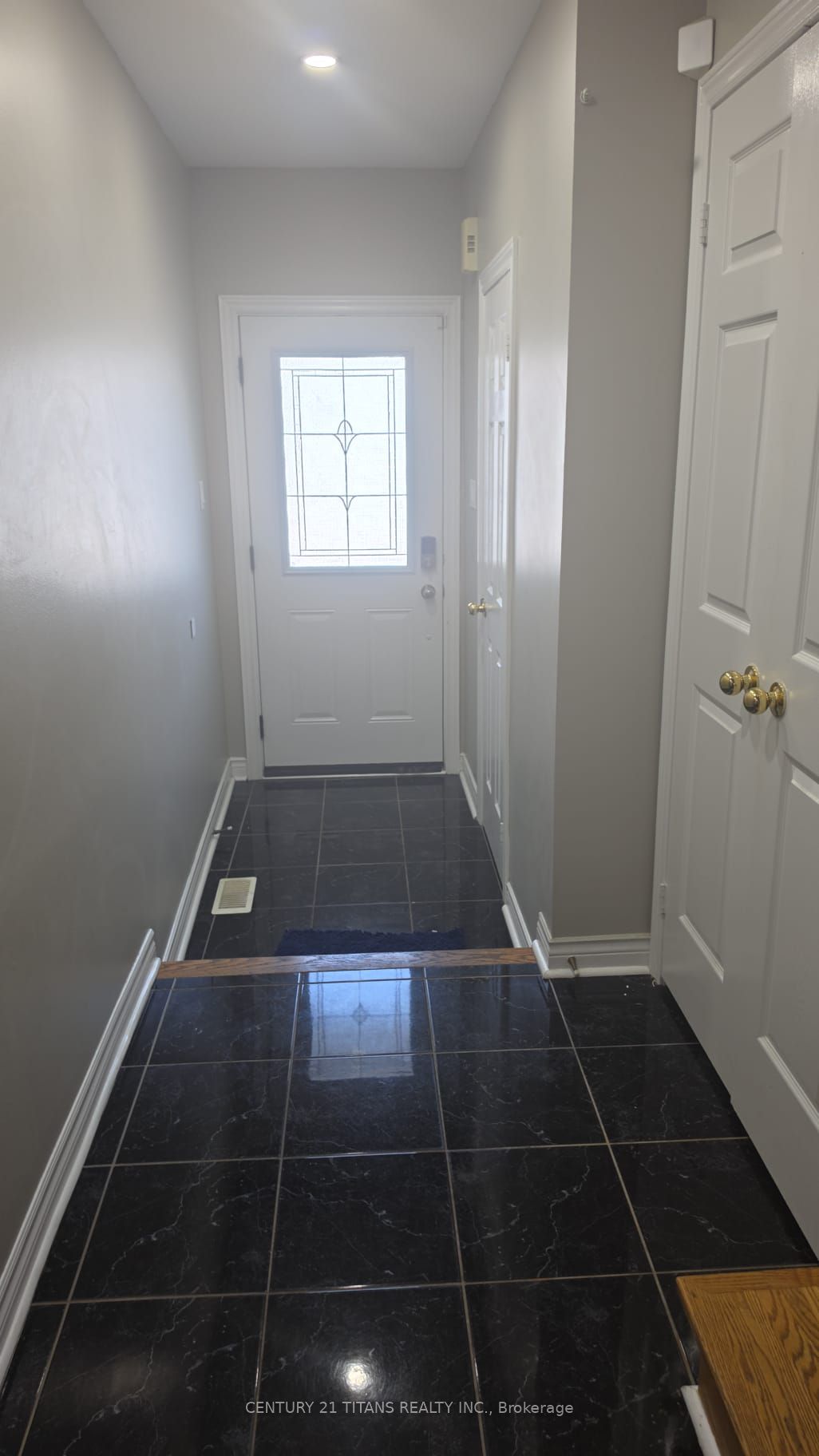 32 Dooley Crescent Main Floor, Ajax, ON L1T 4J4 photo 3