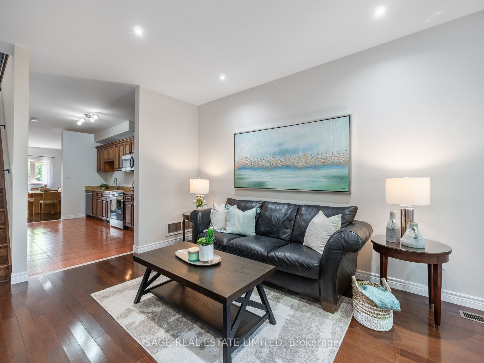 251A Chisholm Avenue, Toronto, ON M4C 4W5 photo 2