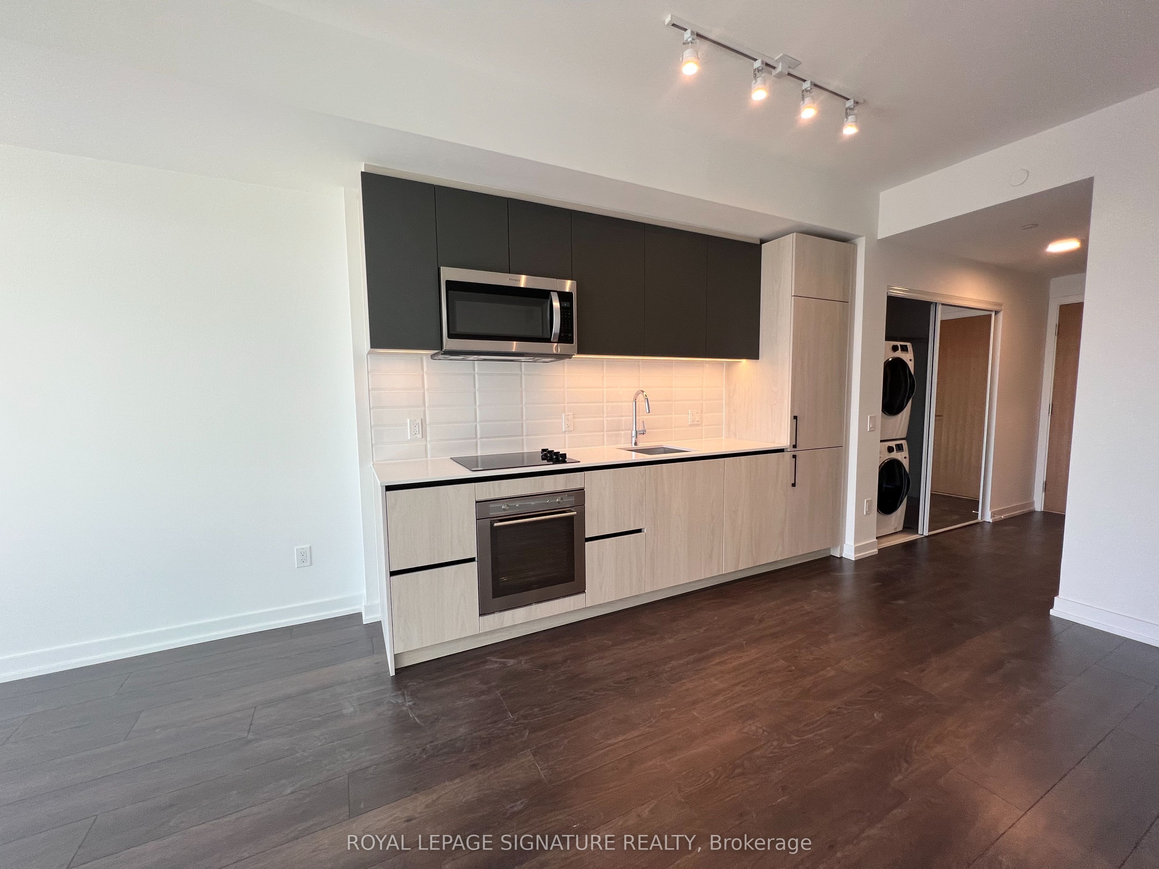 150 Logan Avenue 536, Toronto, ON M4M 0E4 photo 4