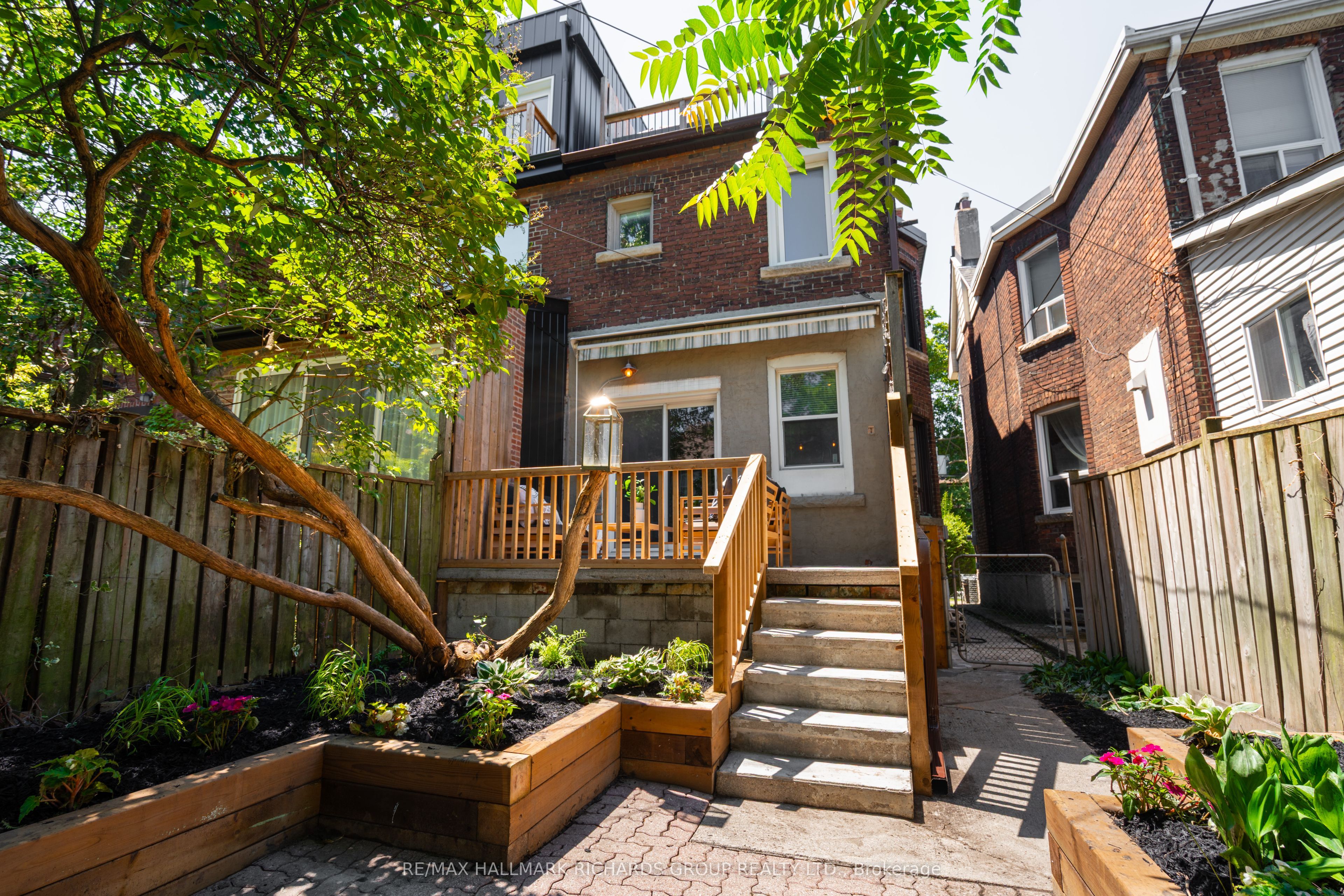 21 Bertmount Avenue, Toronto, ON M4M 2X8 photo 3