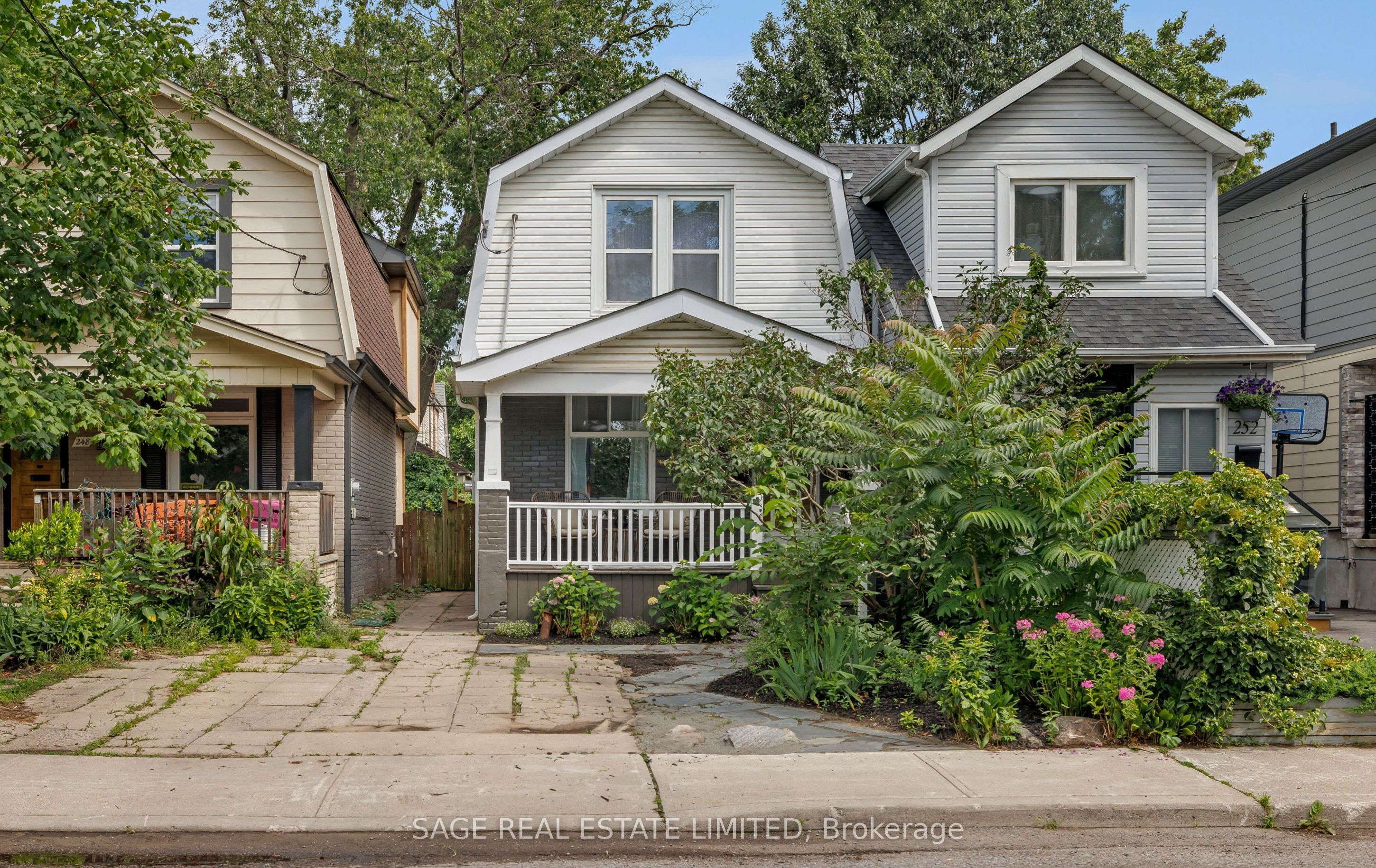 250 Springdale Boulevard, Toronto, ON M4C 1Z9