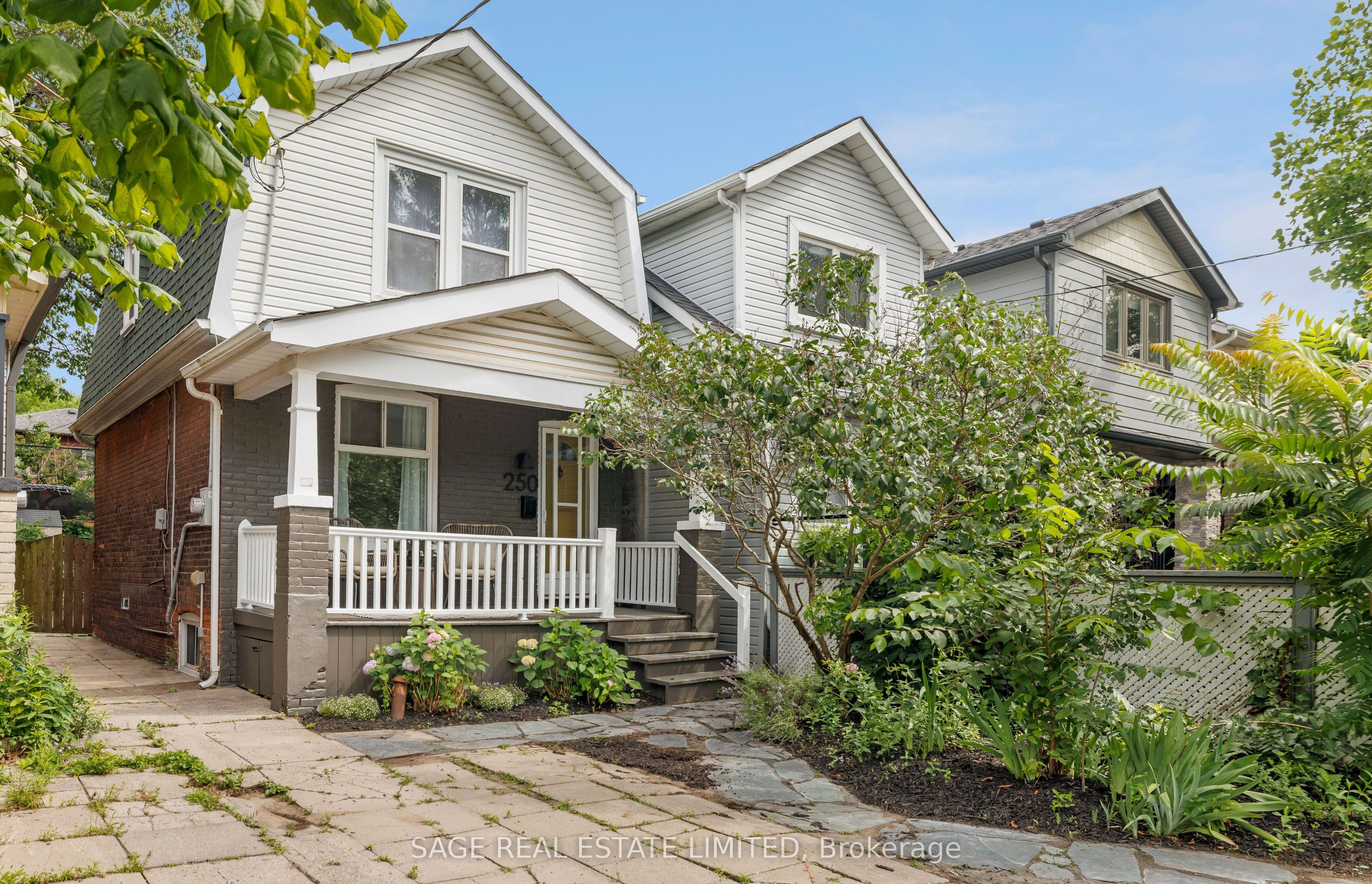 250 Springdale Boulevard, Toronto, ON M4C 1Z9 photo 2