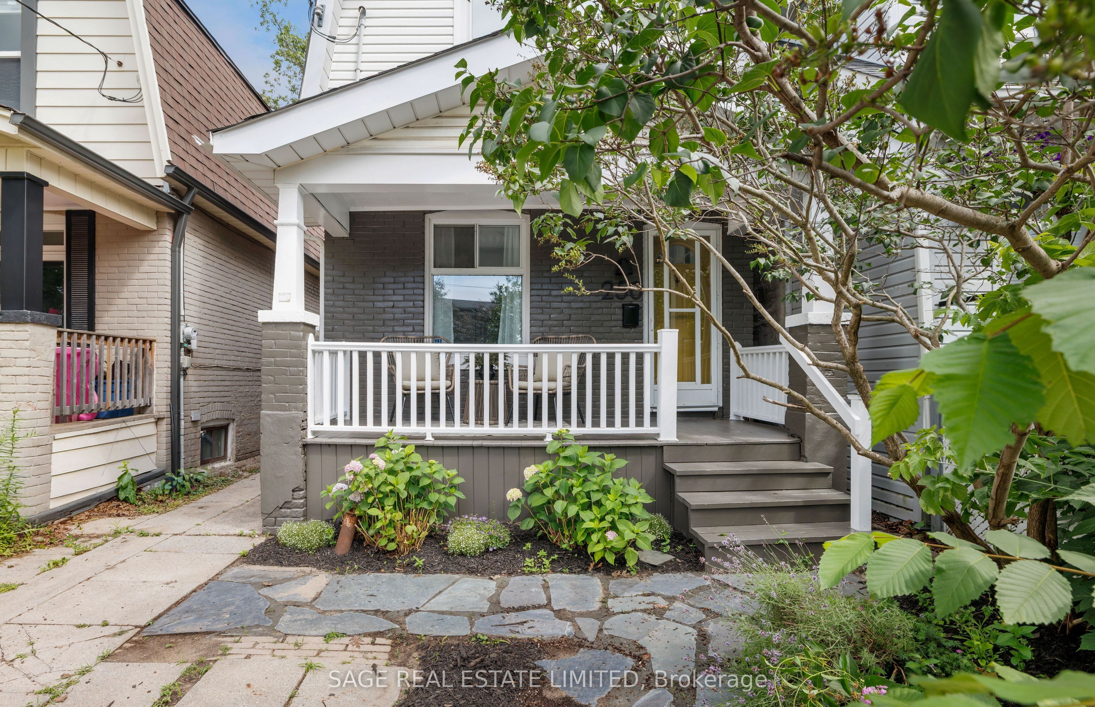 250 Springdale Boulevard, Toronto, ON M4C 1Z9 photo 3