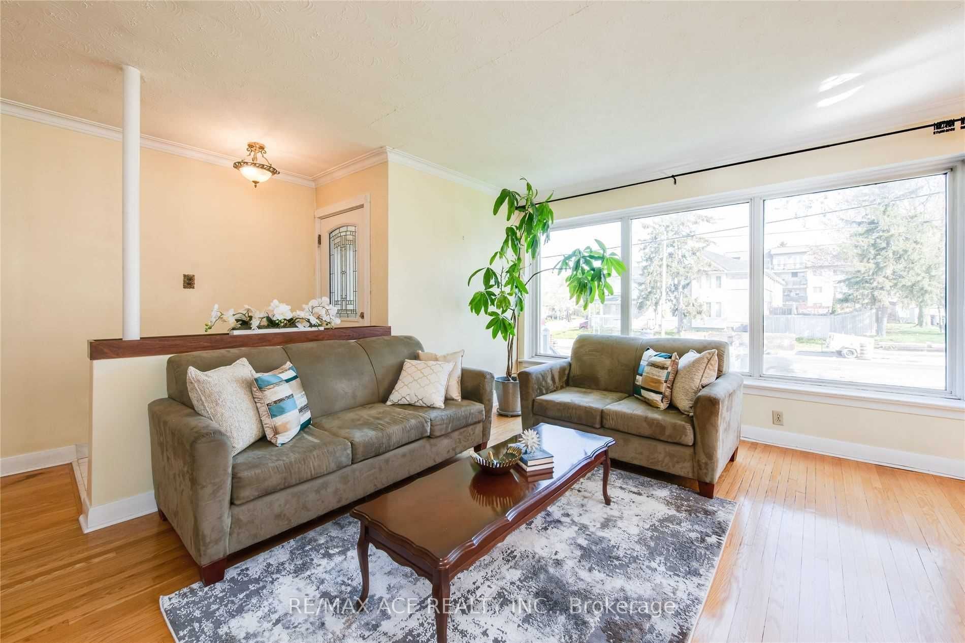 3715 St Clair Avenue E, Toronto, ON M1M 1T5 photo 3