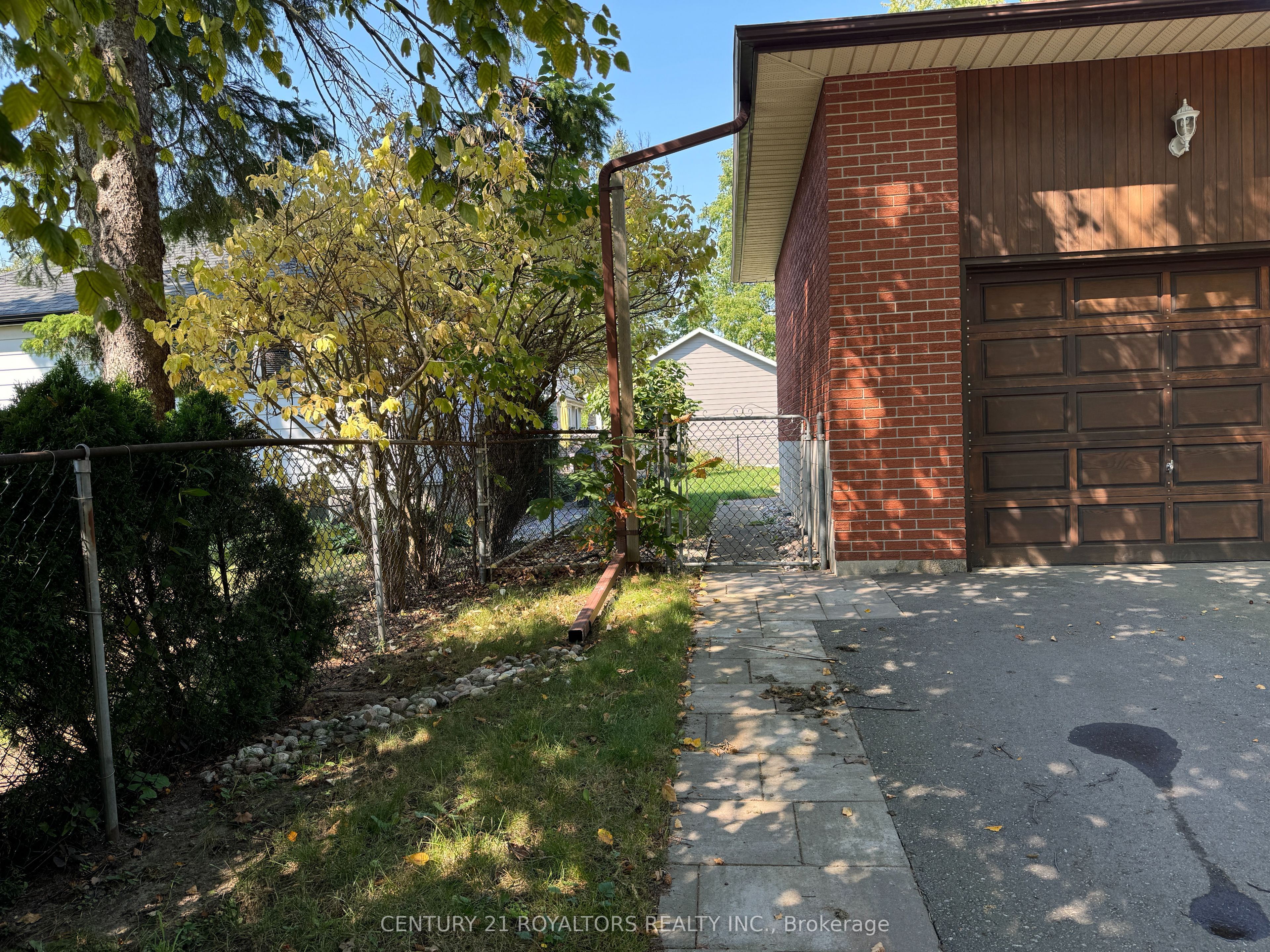 404 Trent Street W Bsmt, Whitby, ON L1N 1M5 photo 2