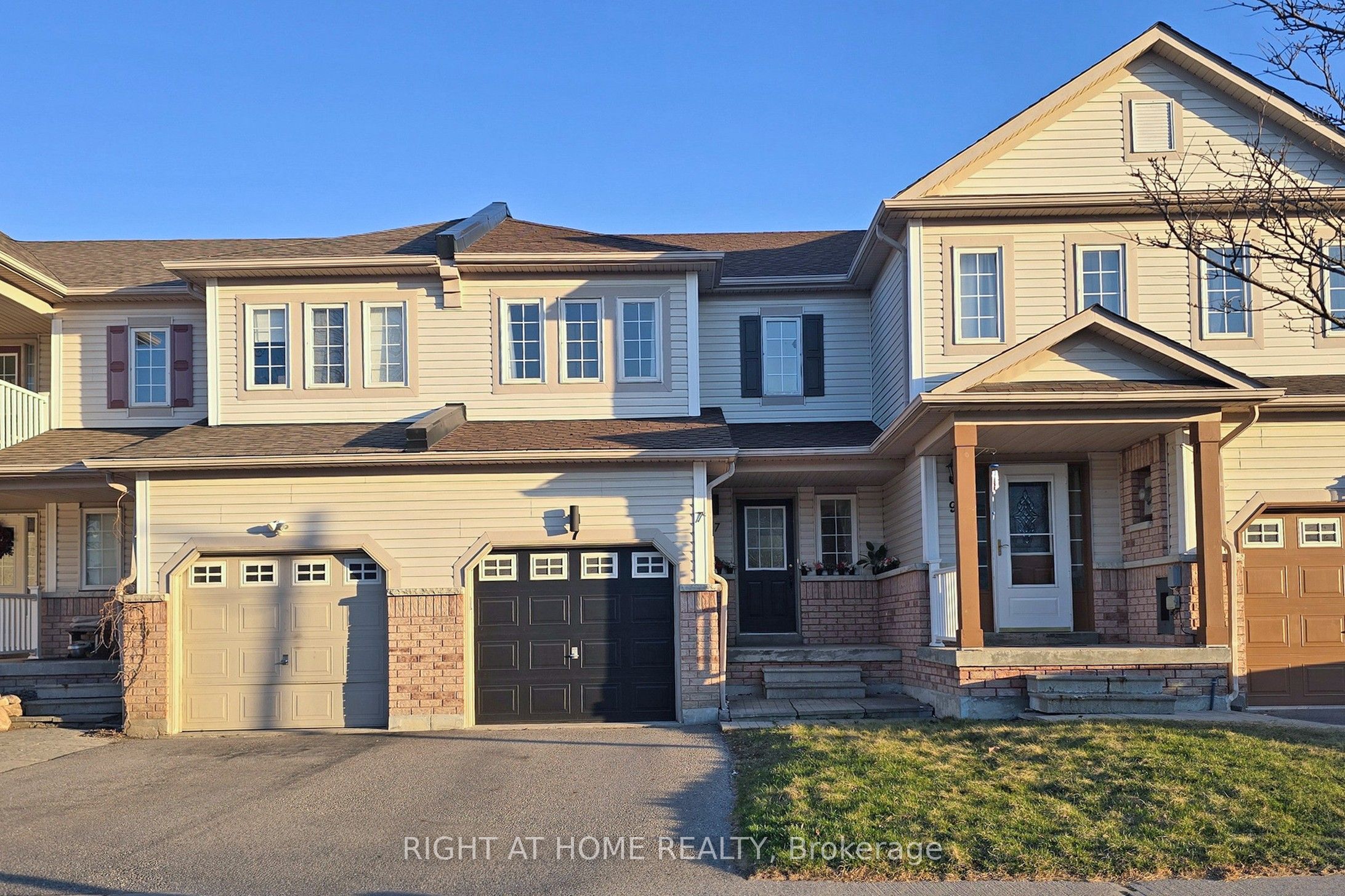 7 Macmillan Avenue, Whitby, ON L1R 3H4