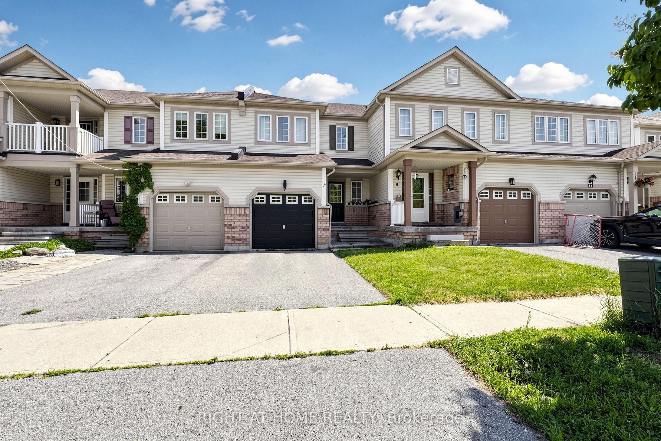 7 Macmillan Avenue, Whitby, ON L1R 3H4 photo 2