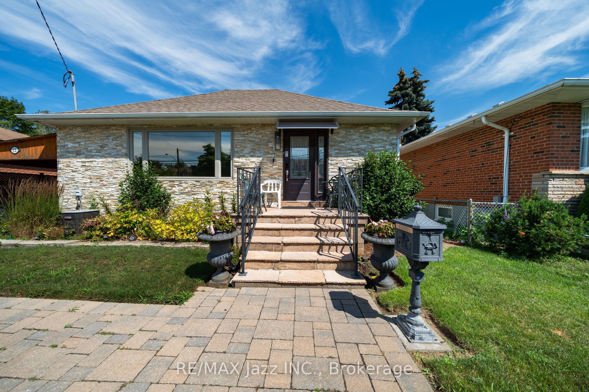 12 Warnsworth Street, Toronto, ON M1E 2L9 photo 2