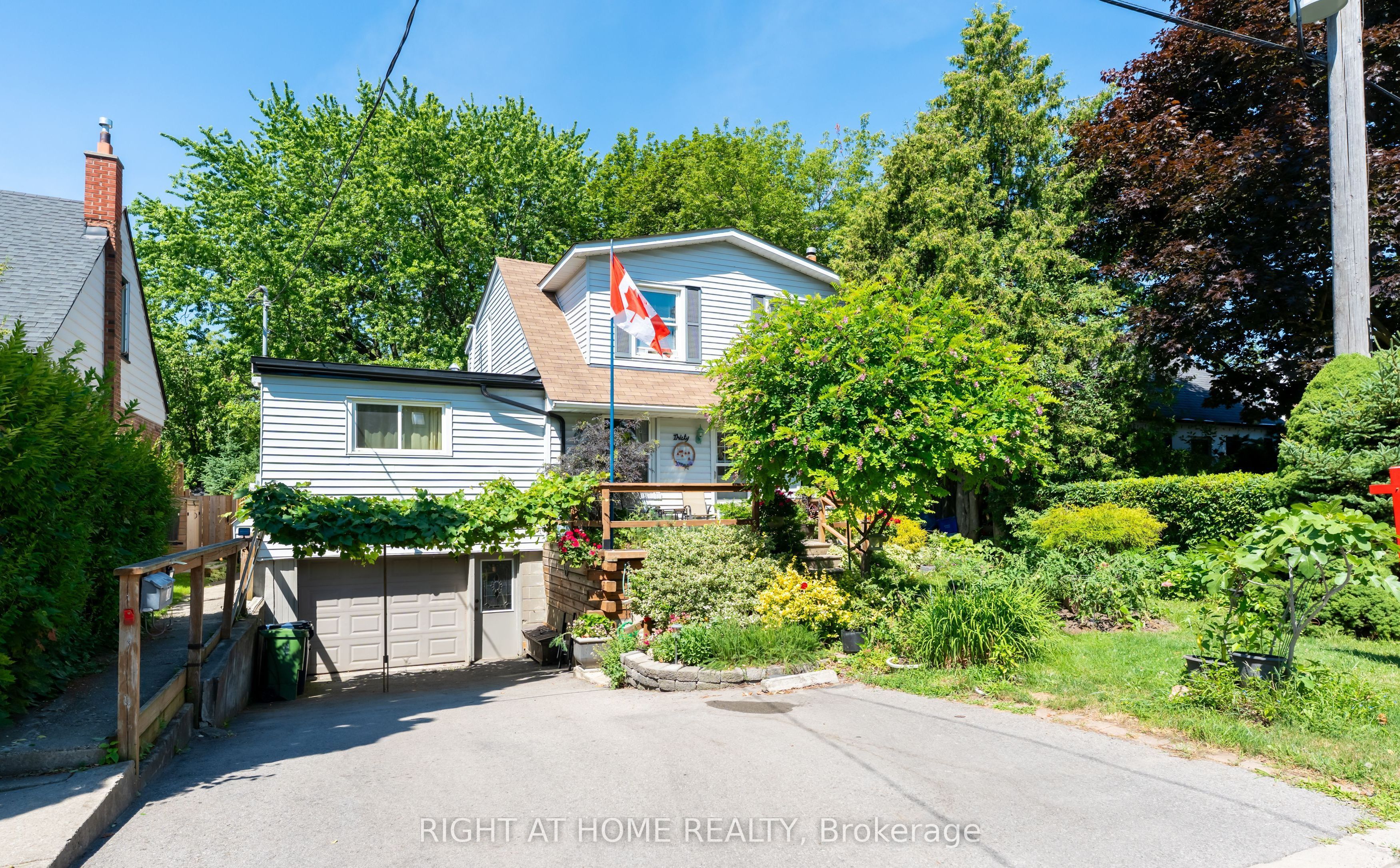 30 Allister Avenue, Toronto, ON M1M 3K9 photo 2