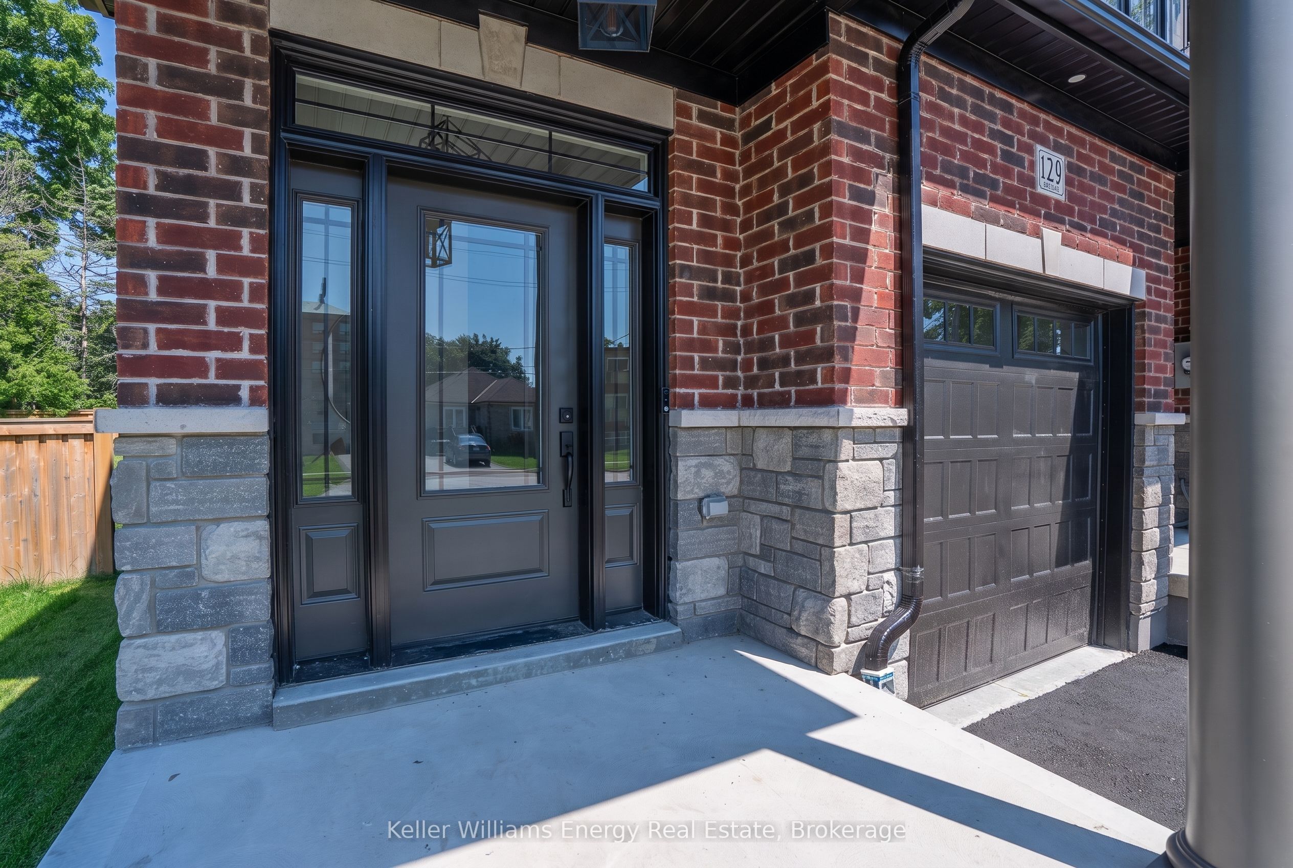 129 Hickory Street N, Whitby, ON L1N 3X6 photo 2