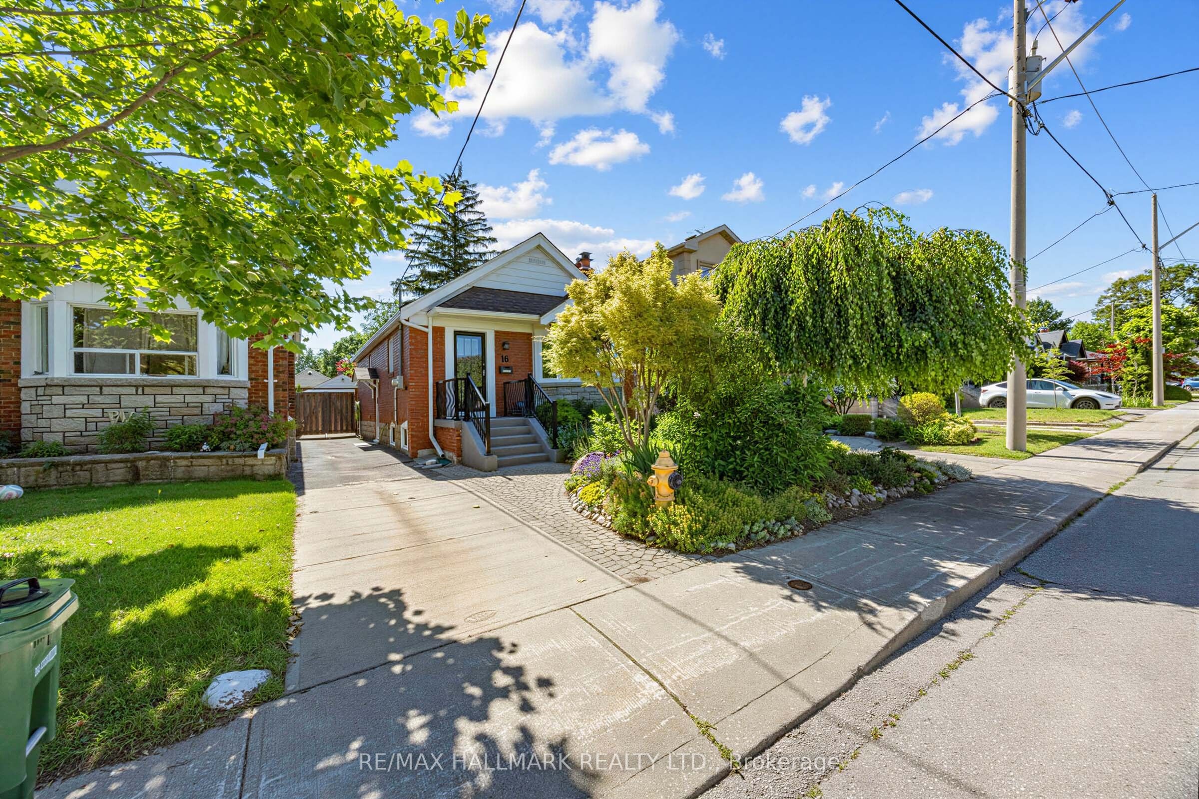 16 Crestland Avenue, Toronto, ON M4C 3L1 photo 2