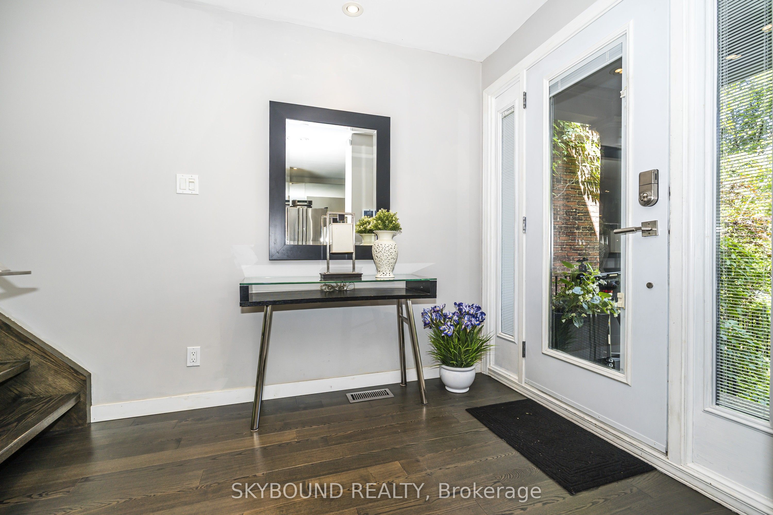 49 Victor Avenue, Toronto, ON M4K 1A7 photo 2