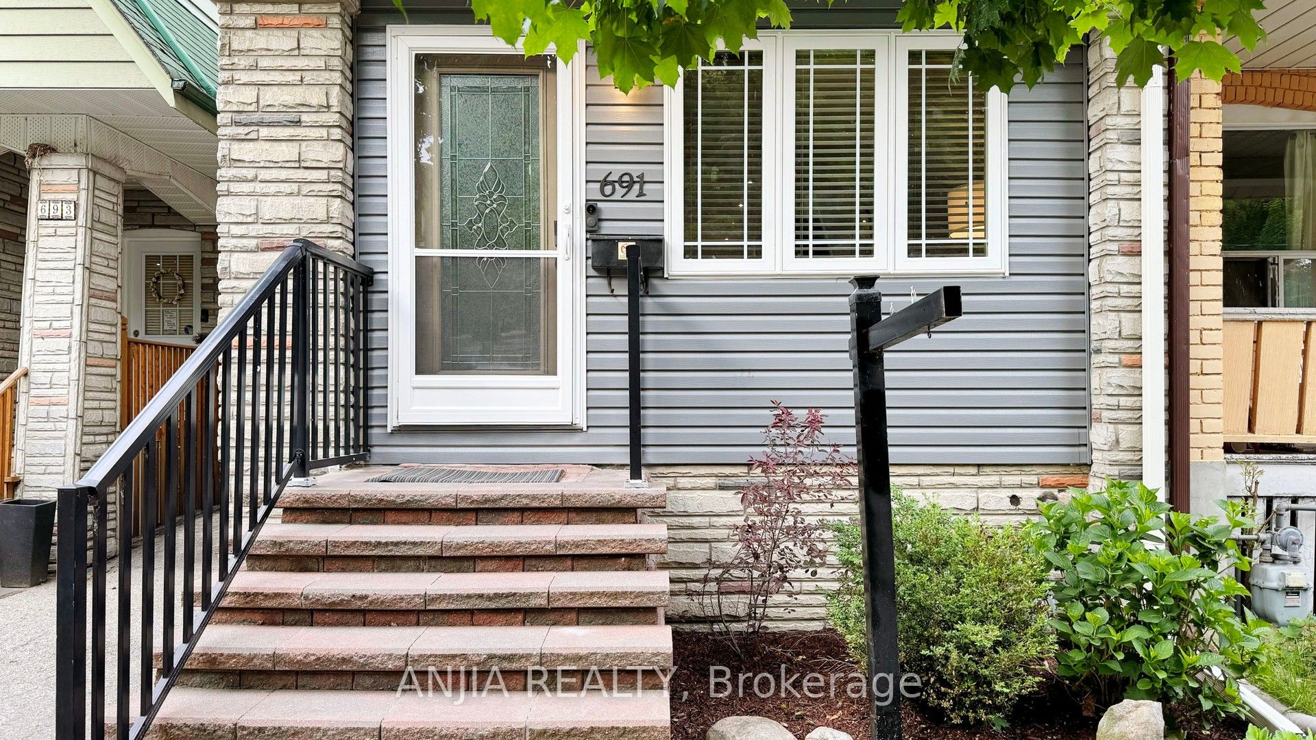 691 Greenwood Avenue, Toronto, ON M4J 4B6 photo 2