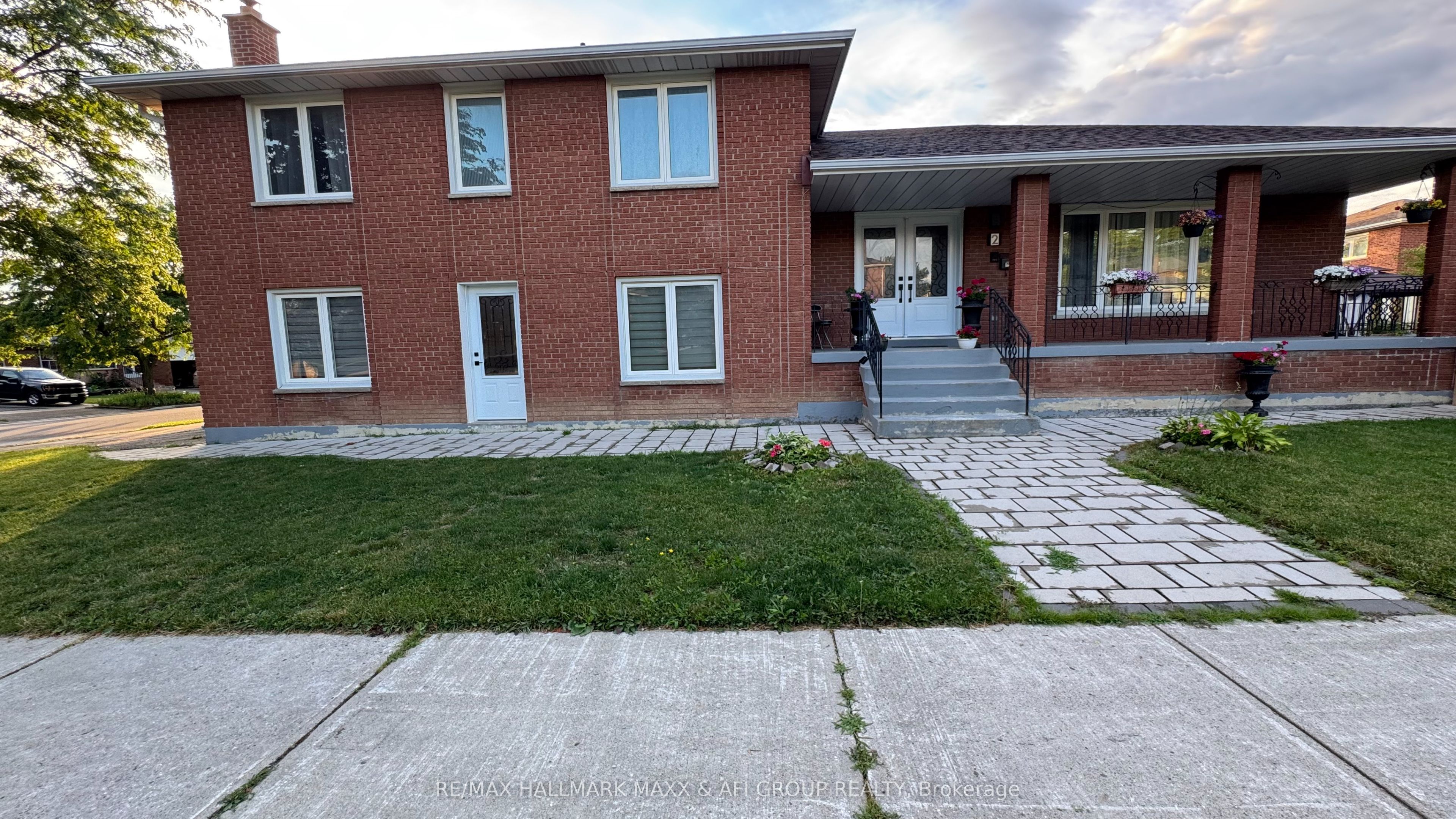 2 Lambeth Square Bachelor, Toronto, ON M1W 3B4