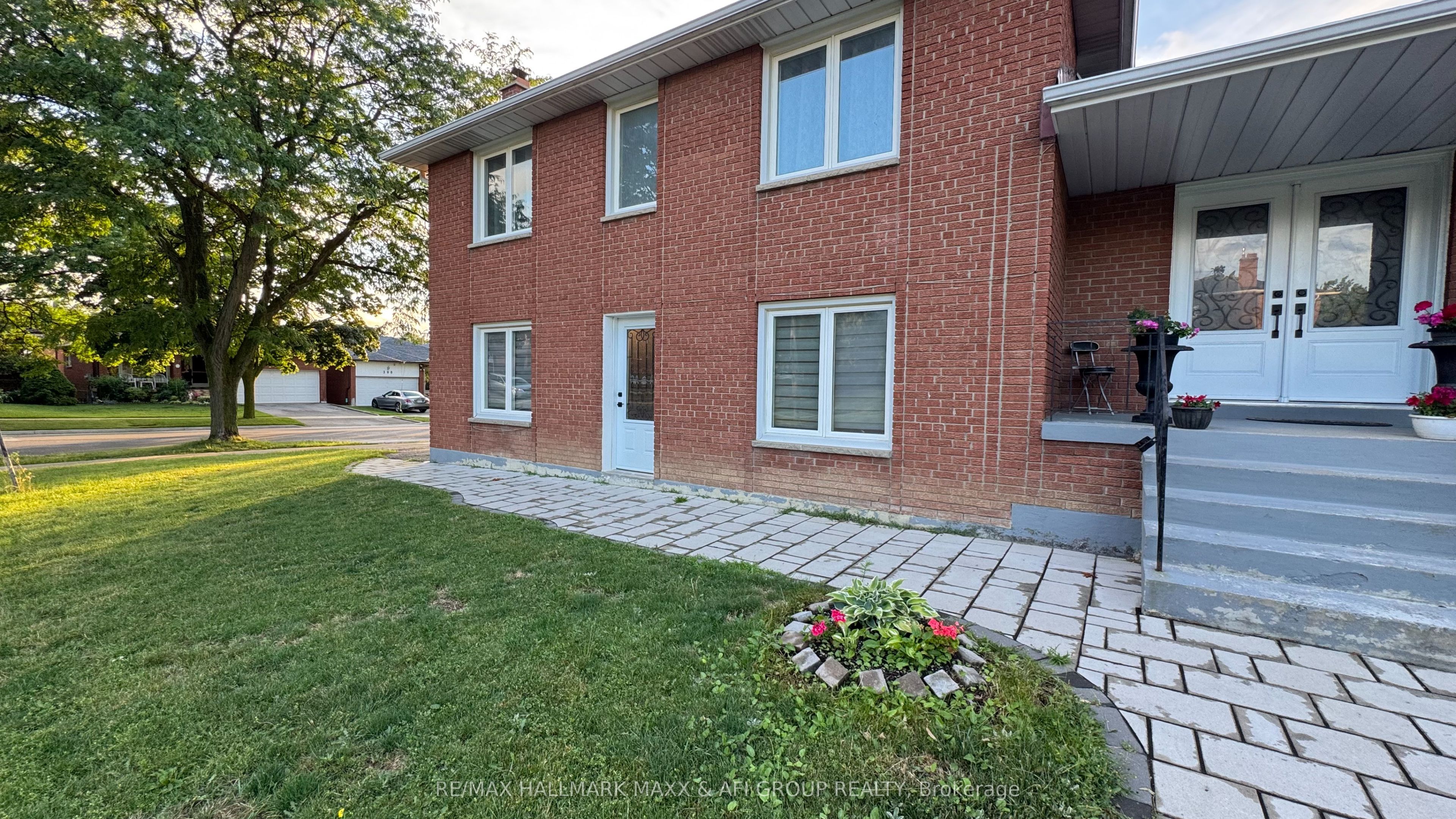 2 Lambeth Square Bachelor, Toronto, ON M1W 3B4 photo 2