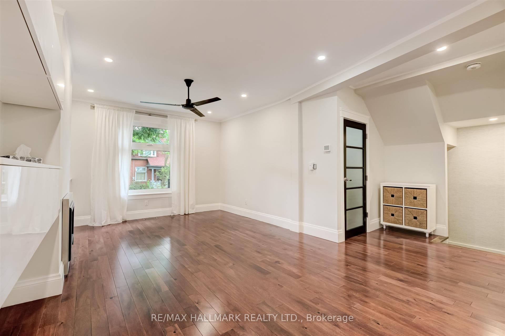 584 Logan Avenue, Toronto, ON M4K 3B8 photo 4