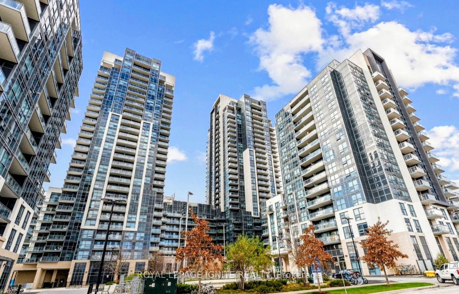 30 Meadowglen Place 2204, Toronto, ON M1G 0A6