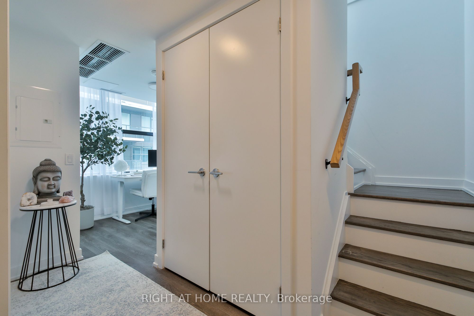 1612 Charles Street 428, Whitby, ON L1N 1B9 photo 5