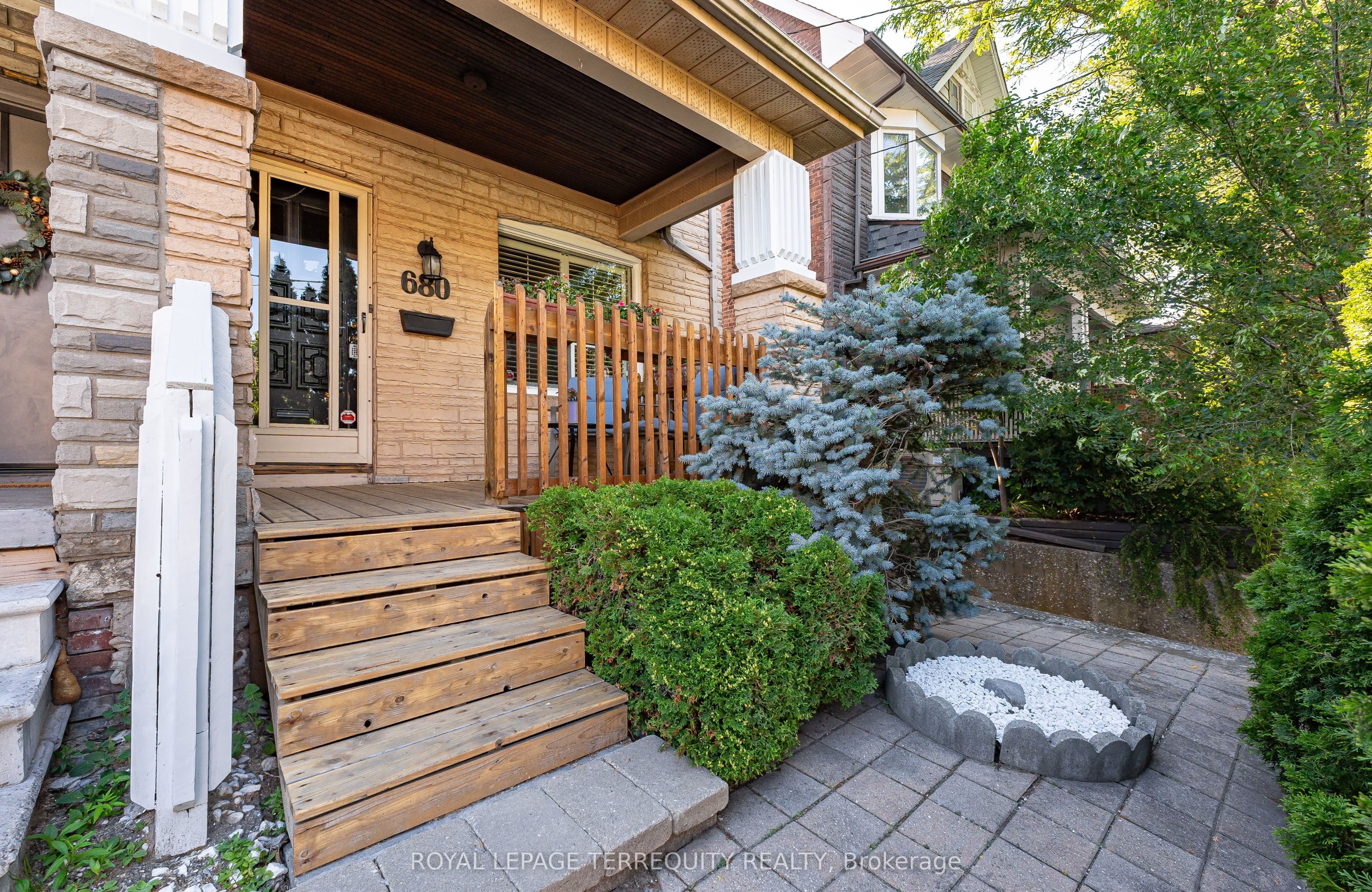 680 Woodbine Avenue, Toronto, ON M4E 2J1 photo 2