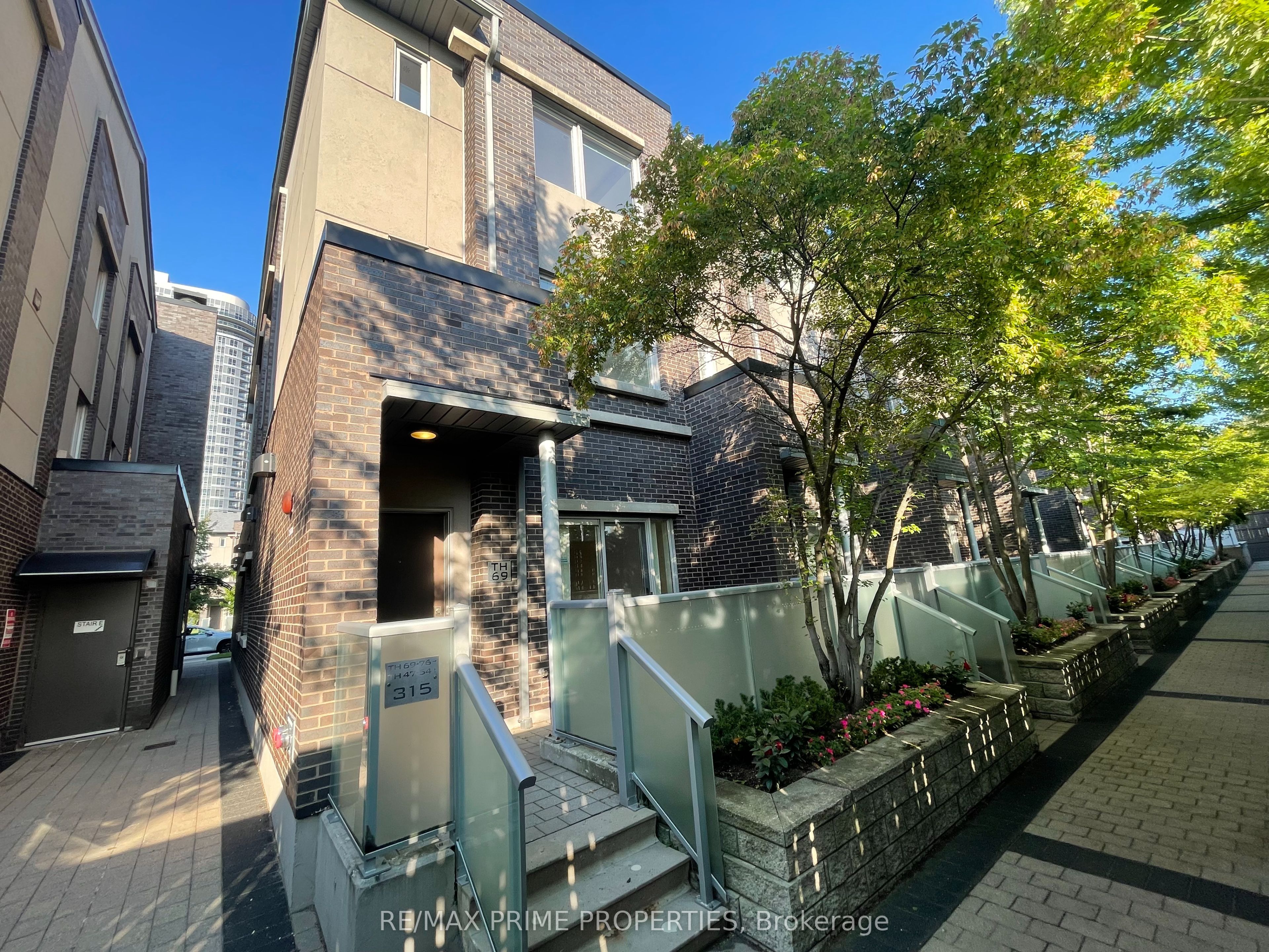 315 Village Green Square Th69, Toronto, ON M1S 0L2 photo 4