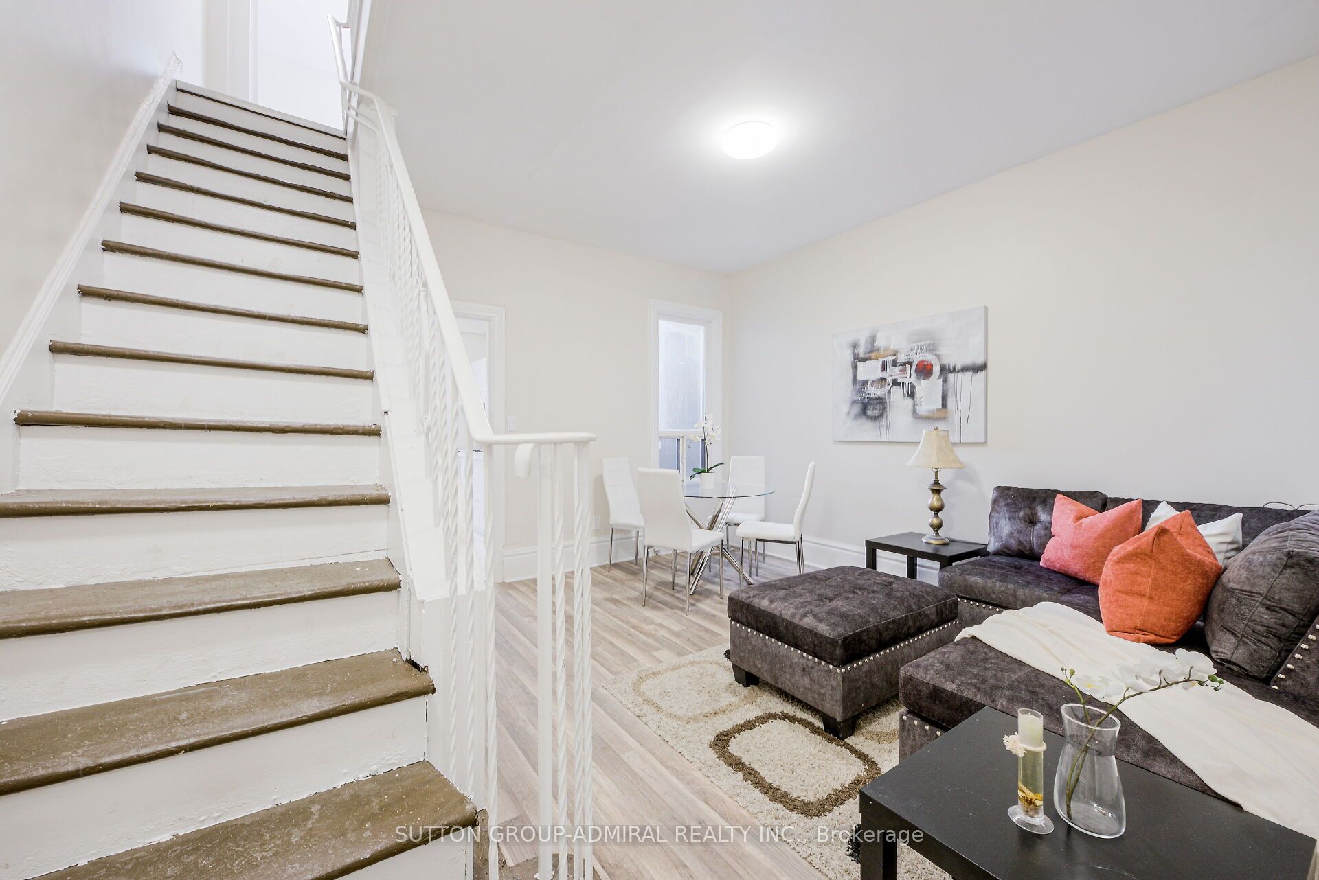 1934 Queen Street E Upper, Toronto, ON M4L 1H6