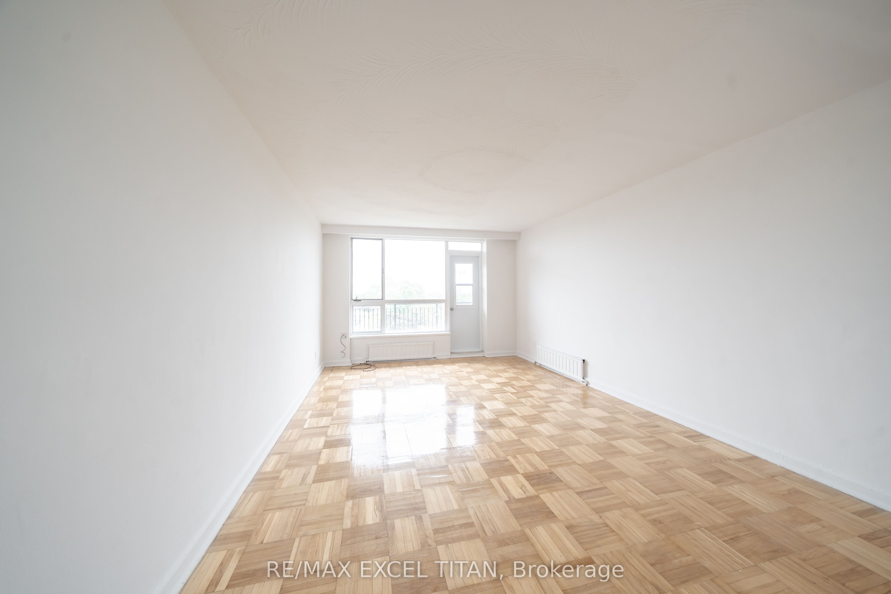 165 Cosburn Avenue 301, Toronto, ON M4J 2L3 photo 2