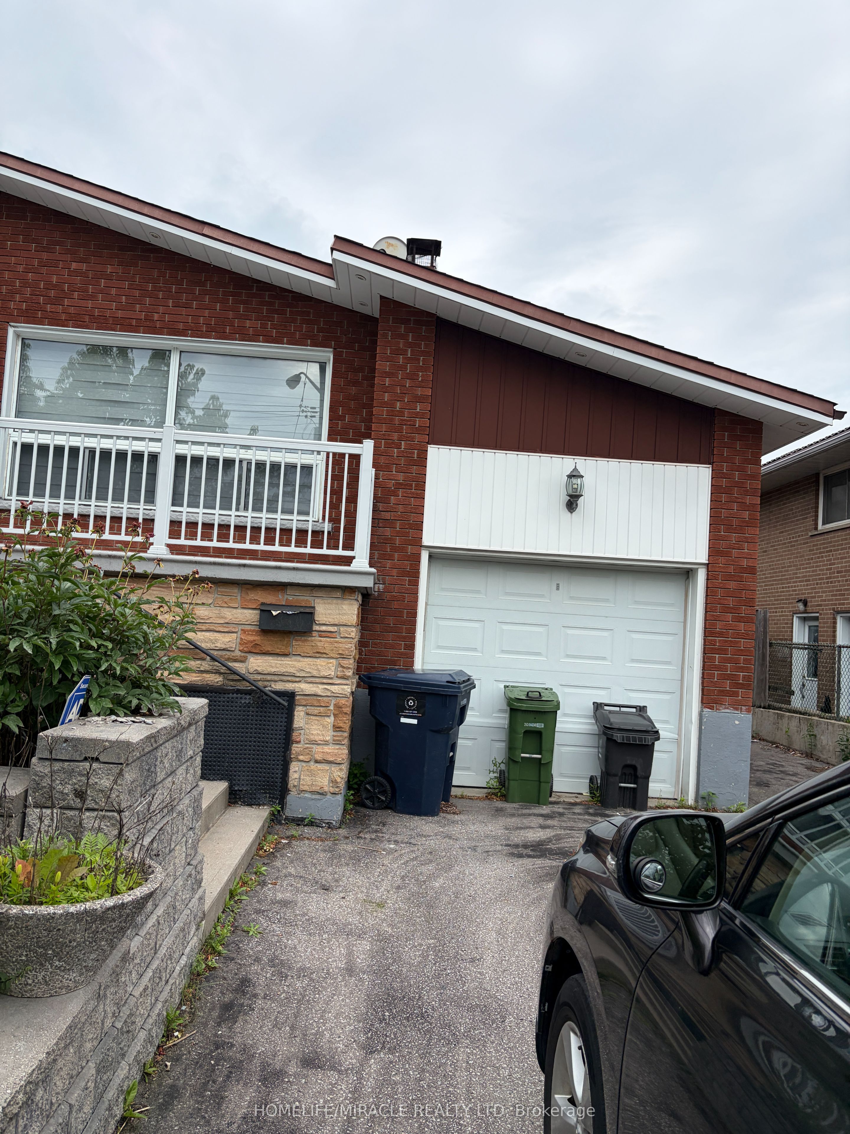 1074 Midland Avenue, Toronto, ON M1K 4G9 photo 2