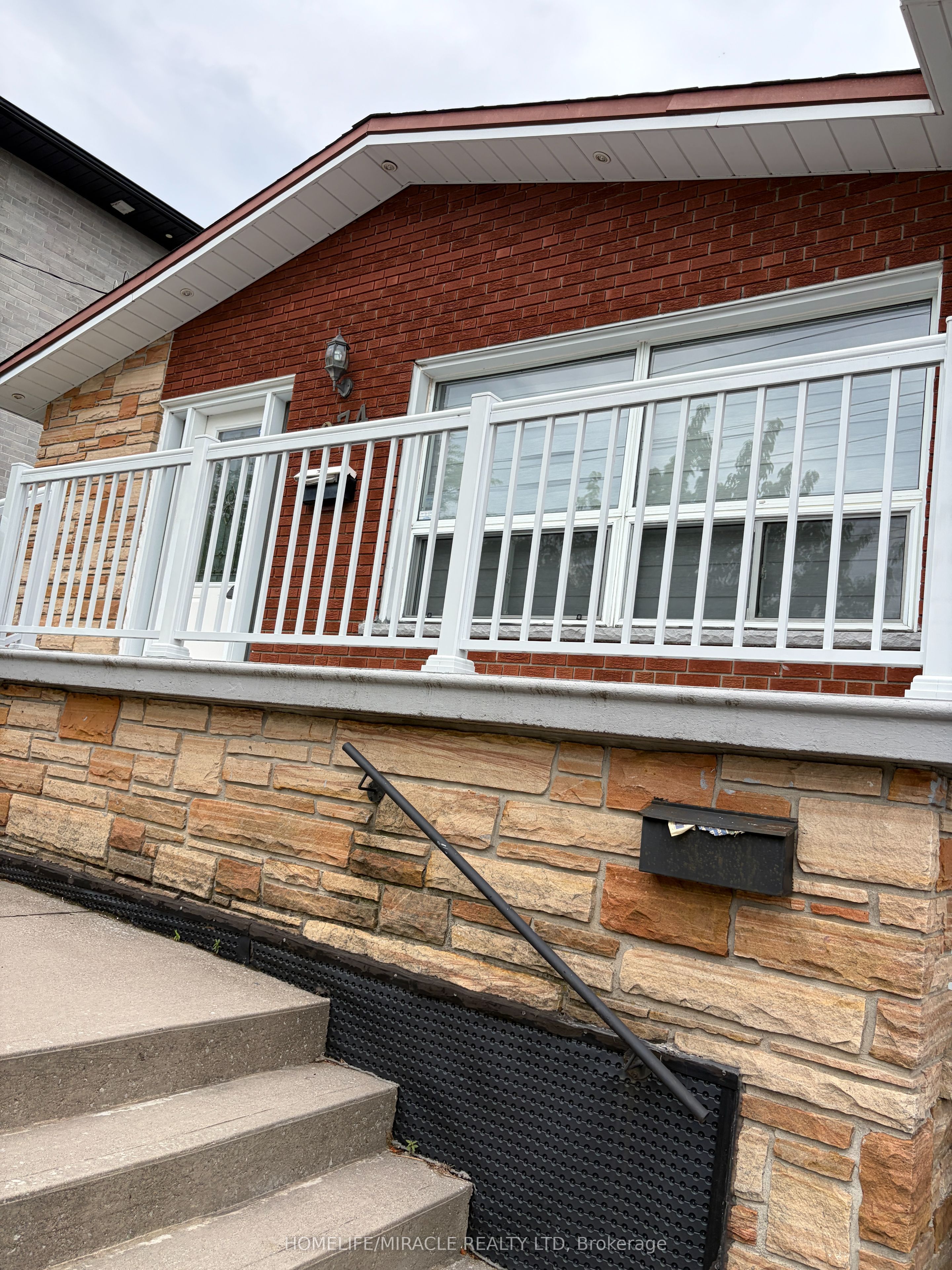 1074 Midland Avenue, Toronto, ON M1K 4G9 photo 3