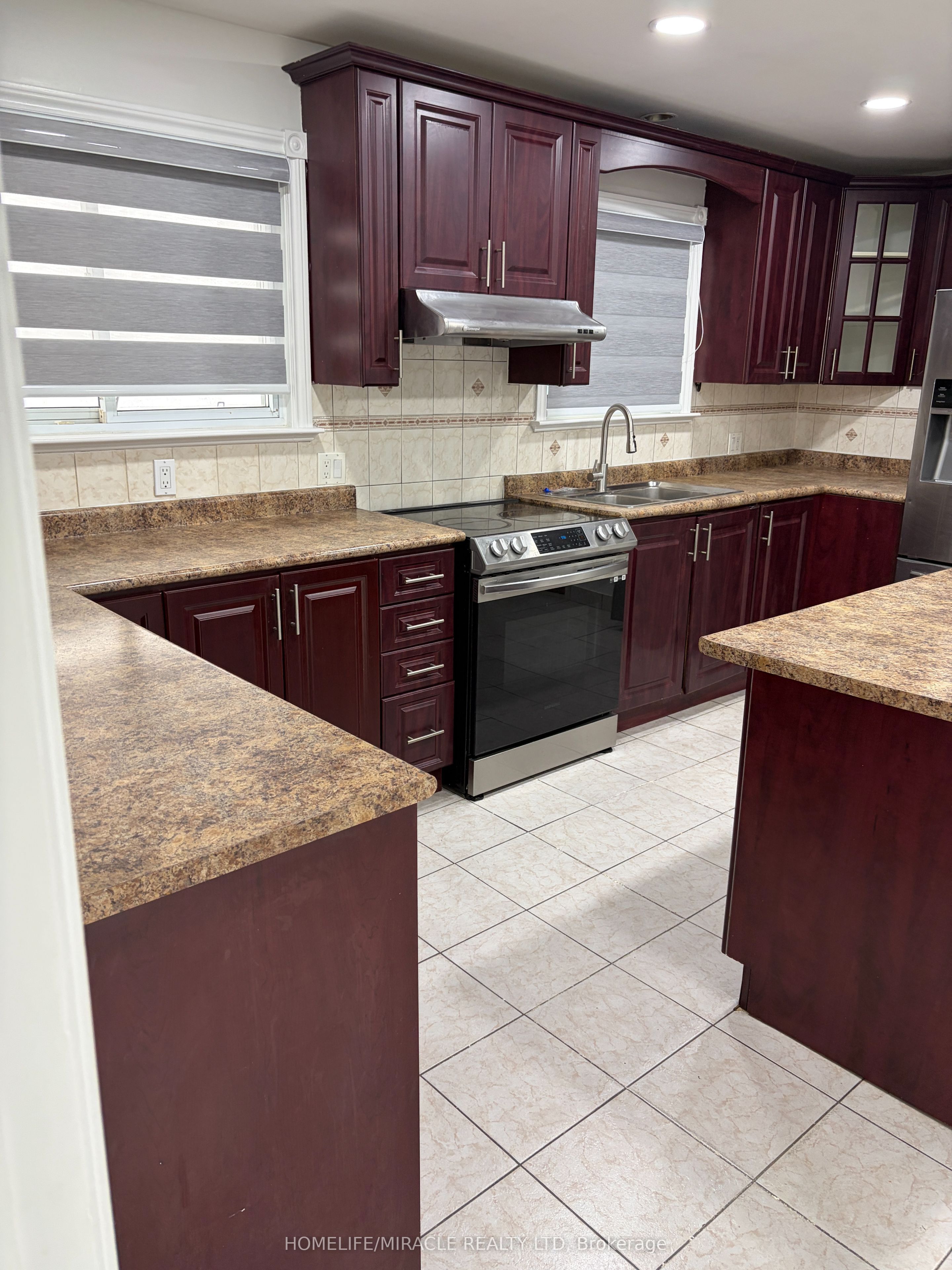 1074 Midland Avenue, Toronto, ON M1K 4G9 photo 4