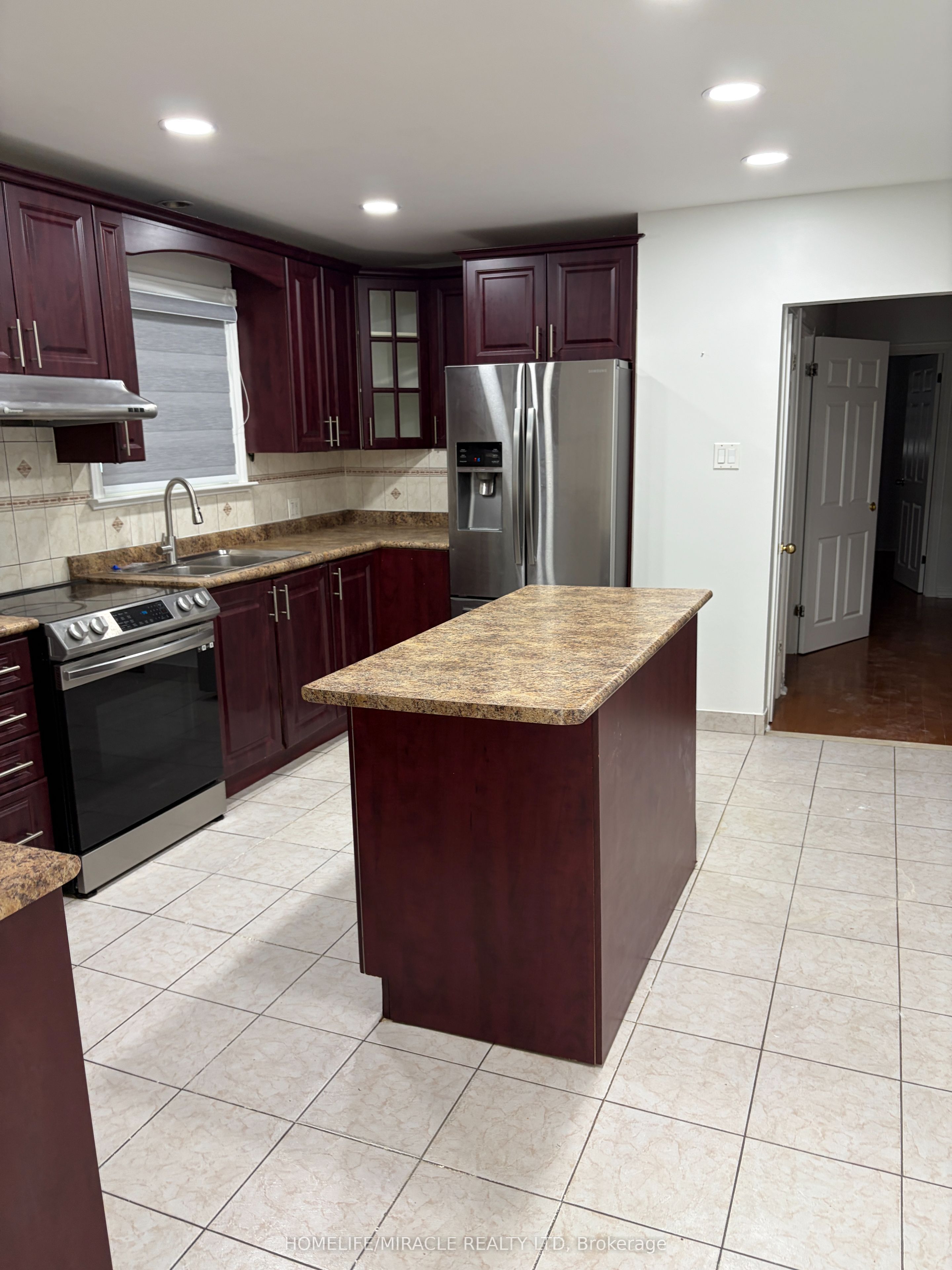 1074 Midland Avenue, Toronto, ON M1K 4G9 photo 5