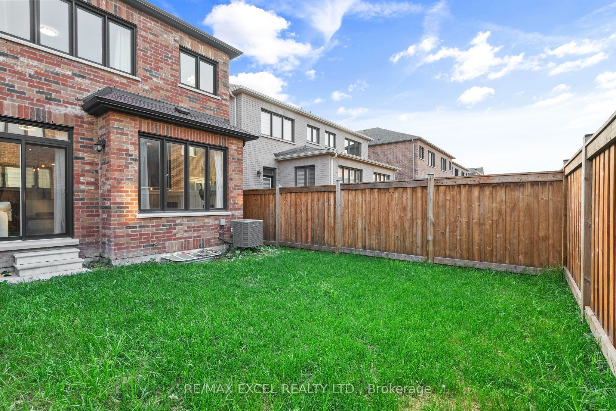 37 Macpherson Street, Whitby, ON L1P 0N5 photo 4