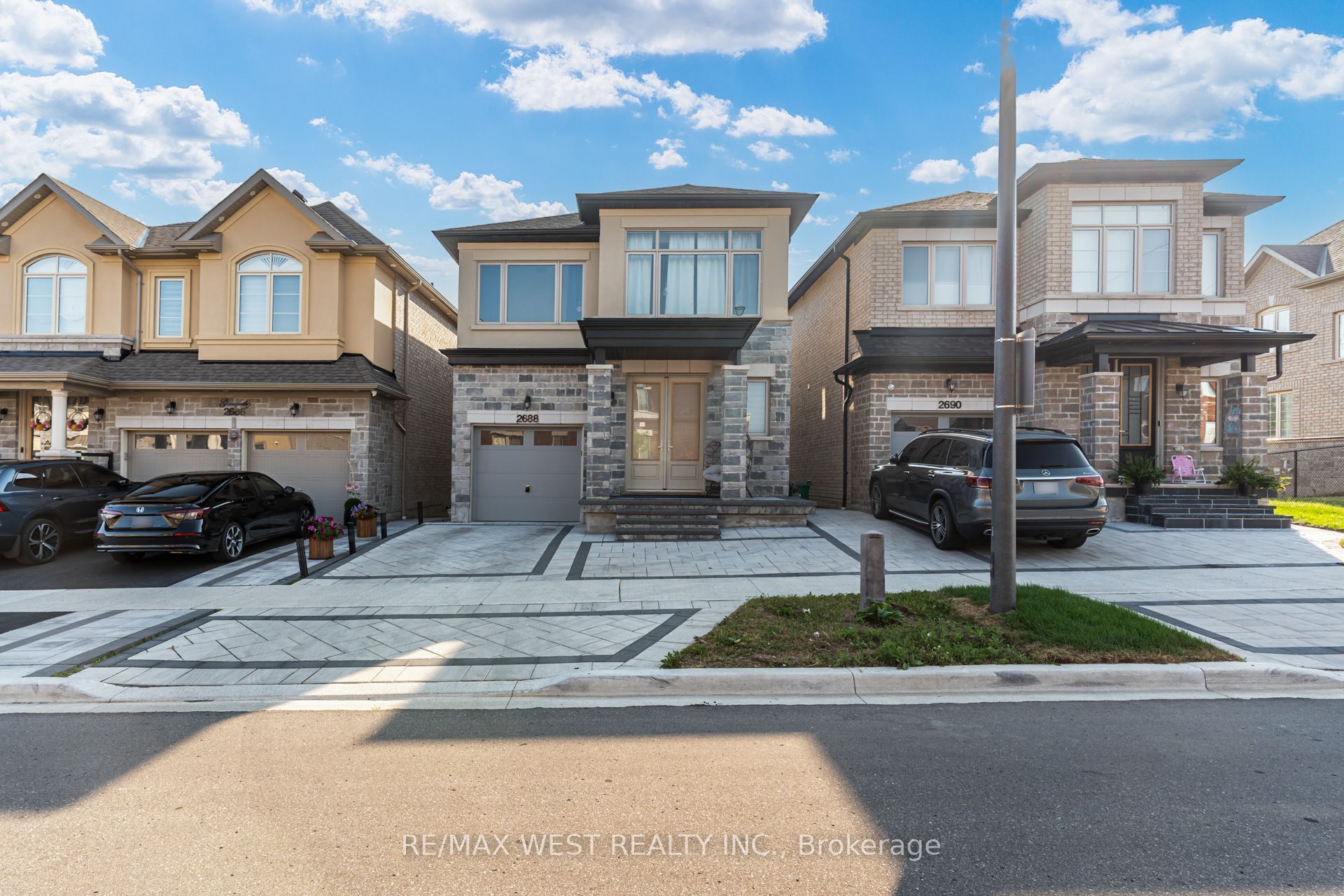 2688 Sapphire Drive, Pickering, ON L1X 0G5 photo 2