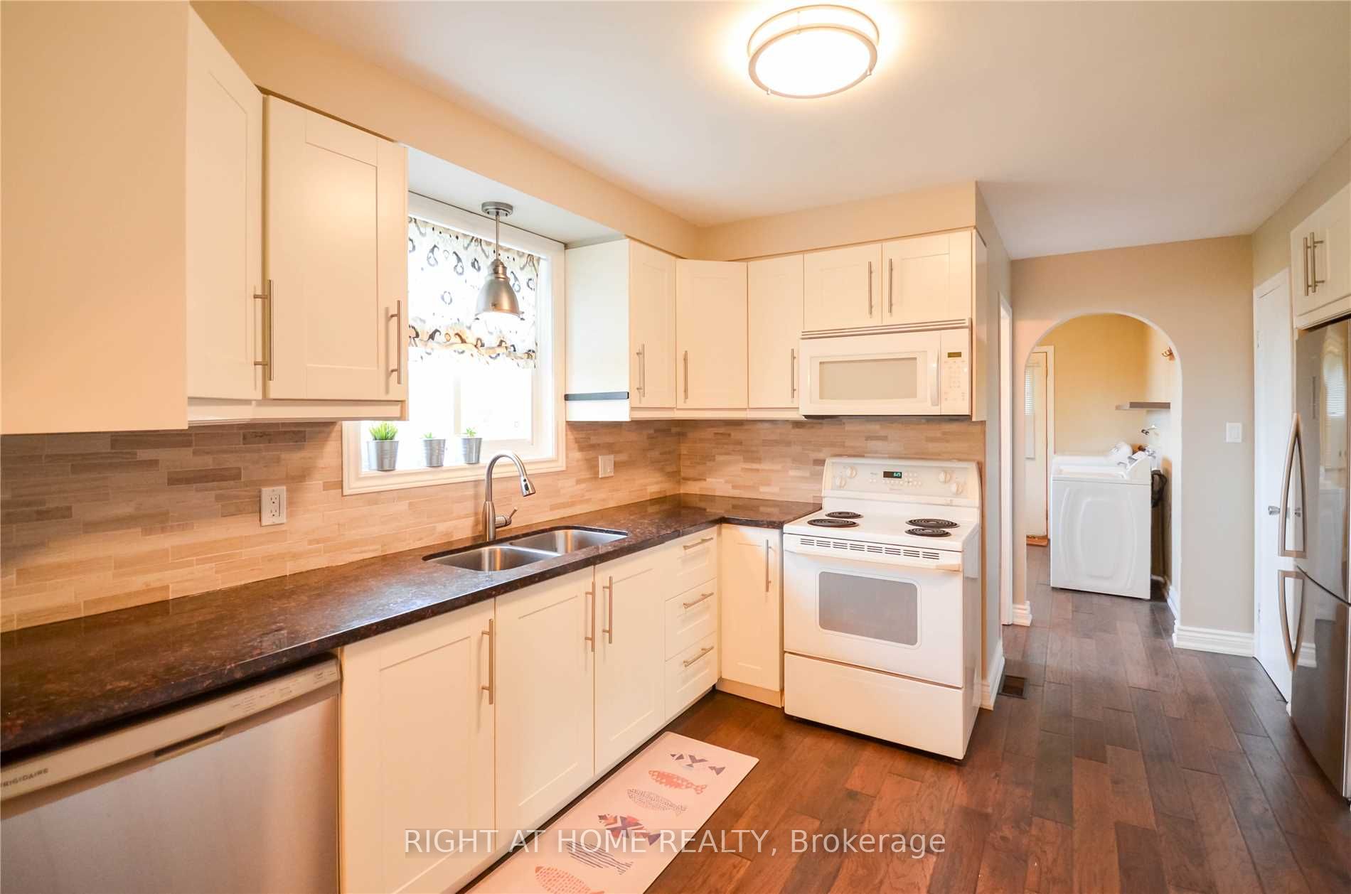 11 Kinnison Court, Ajax, ON L1S 1K5 photo 4