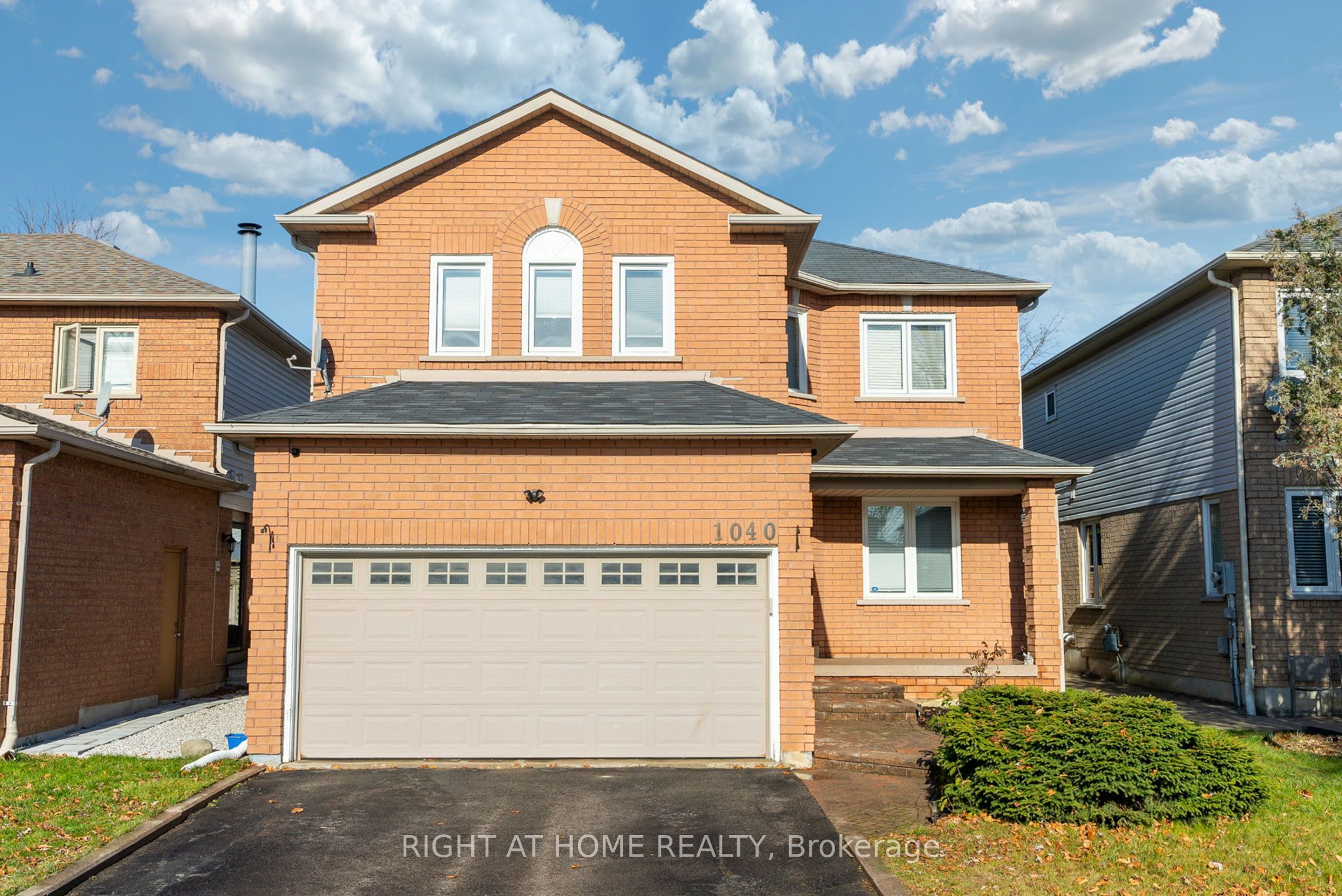 1040 Beaver Valley Crescent, Oshawa, ON L1J 8N2 photo 2