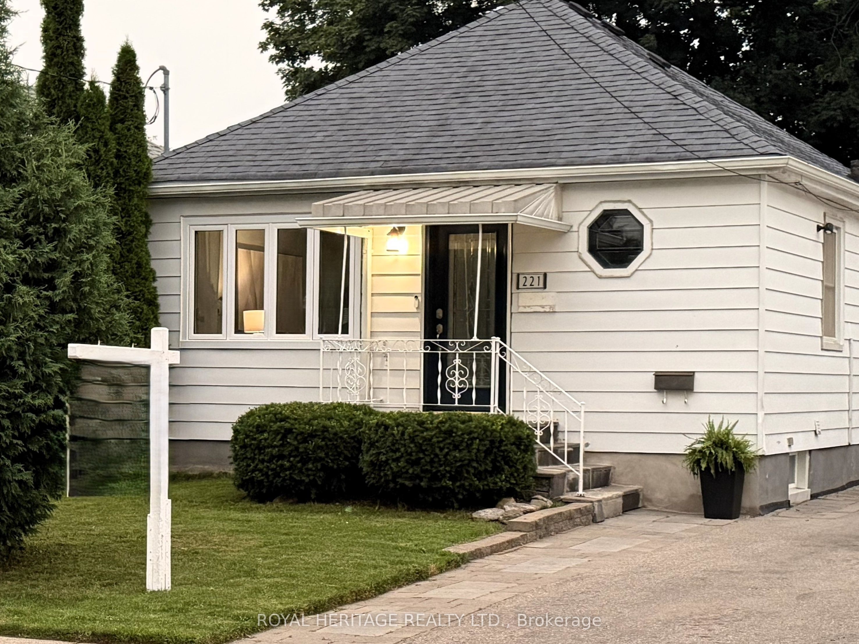 221 Hibbert Avenue, Oshawa, ON L1J 1V4 photo 2