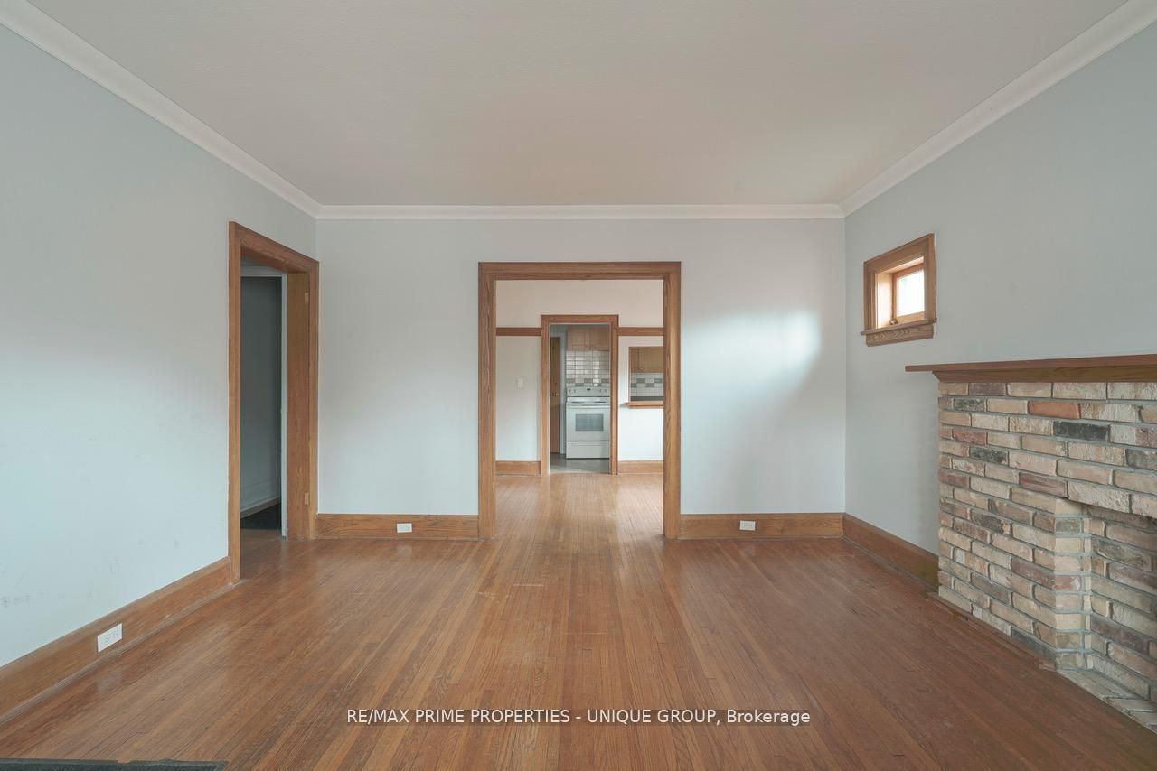 1 Bonfield Avenue Main, Toronto, ON M4E 1B9 photo 2
