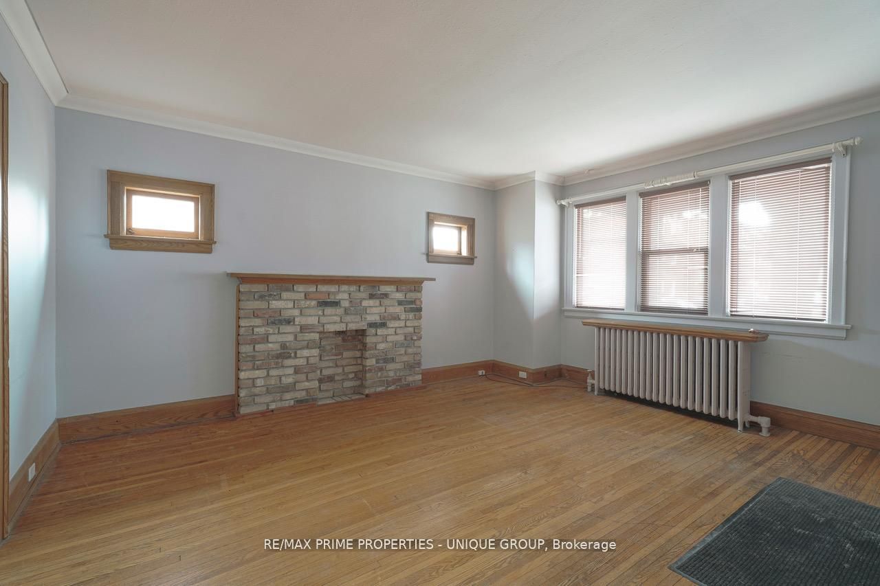 1 Bonfield Avenue Main, Toronto, ON M4E 1B9 photo 3
