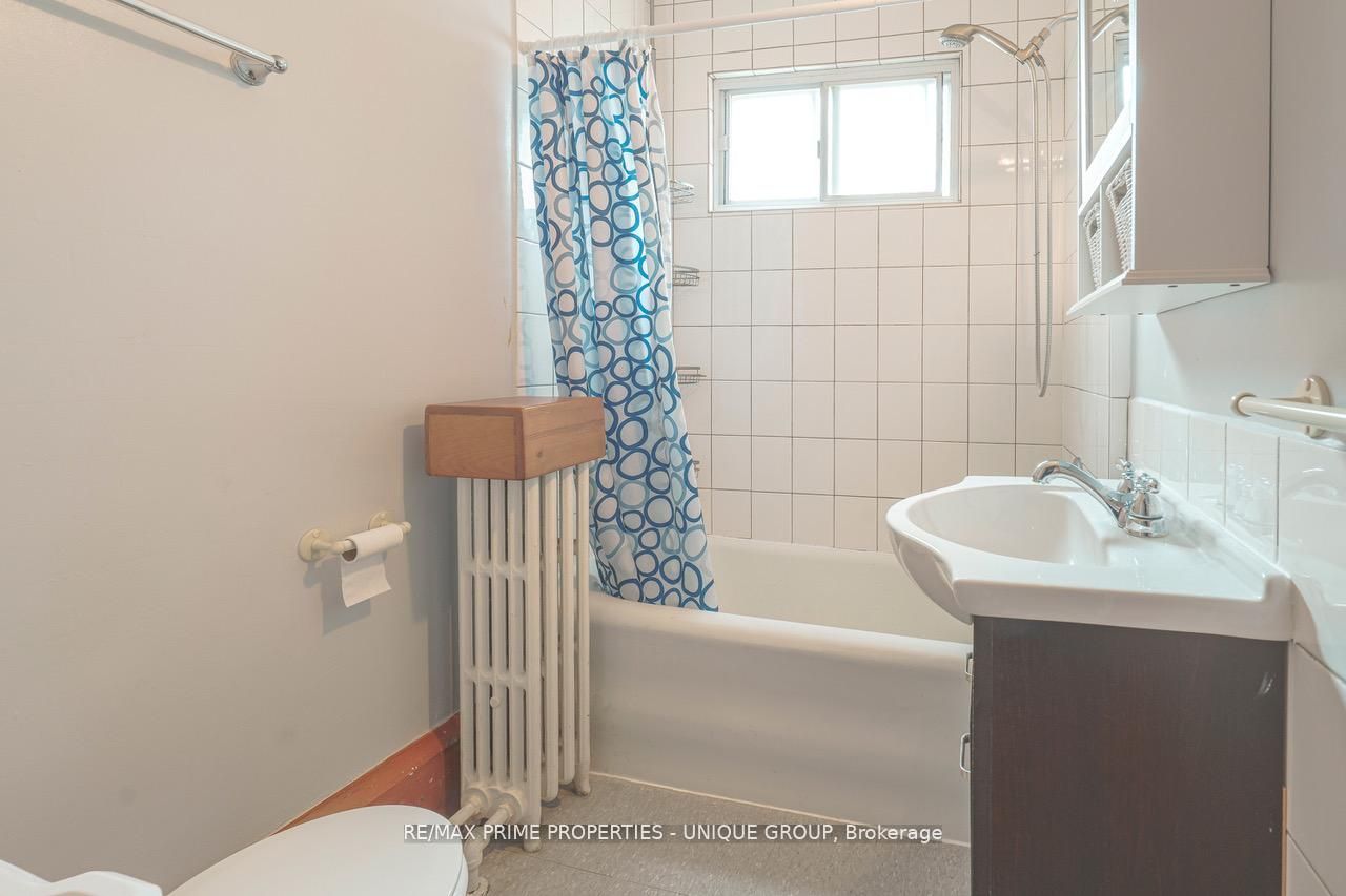 1 Bonfield Avenue Main, Toronto, ON M4E 1B9 photo 5