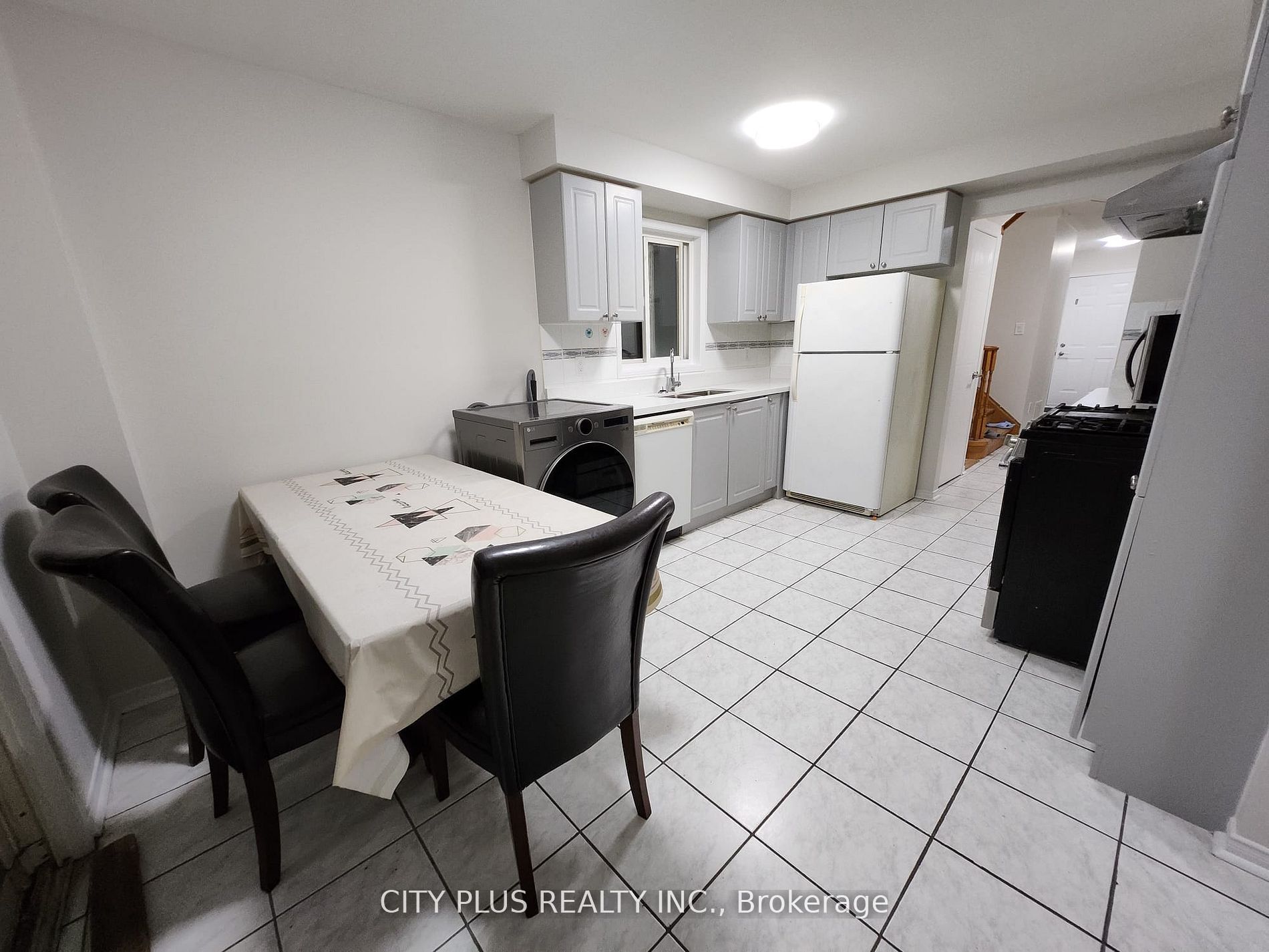 197 Mclevin Avenue Upper, Toronto, ON M1B 6A2 photo 2