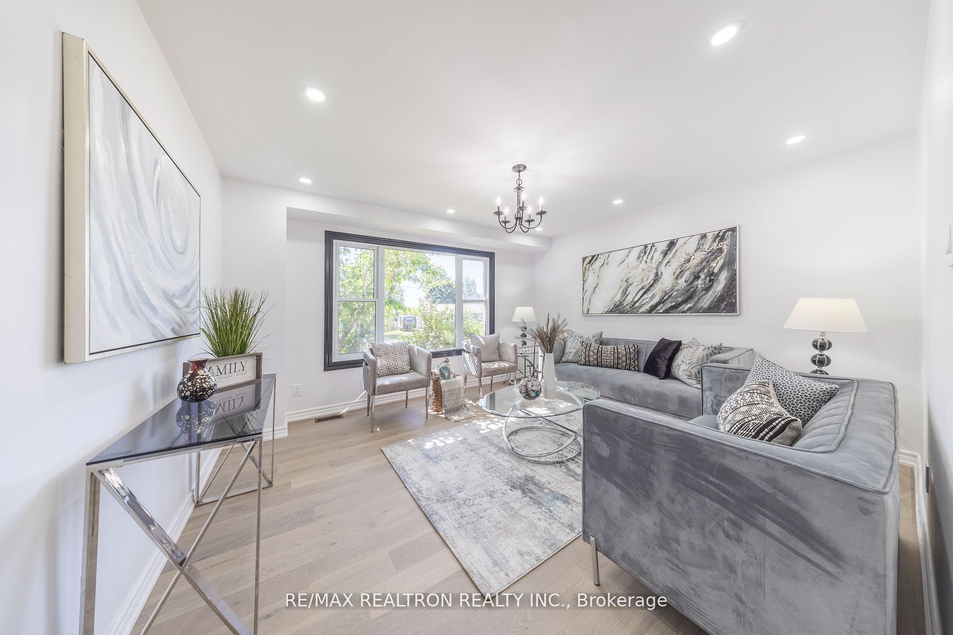 14 Grassmere Avenue, Oshawa, ON L1H 3X4