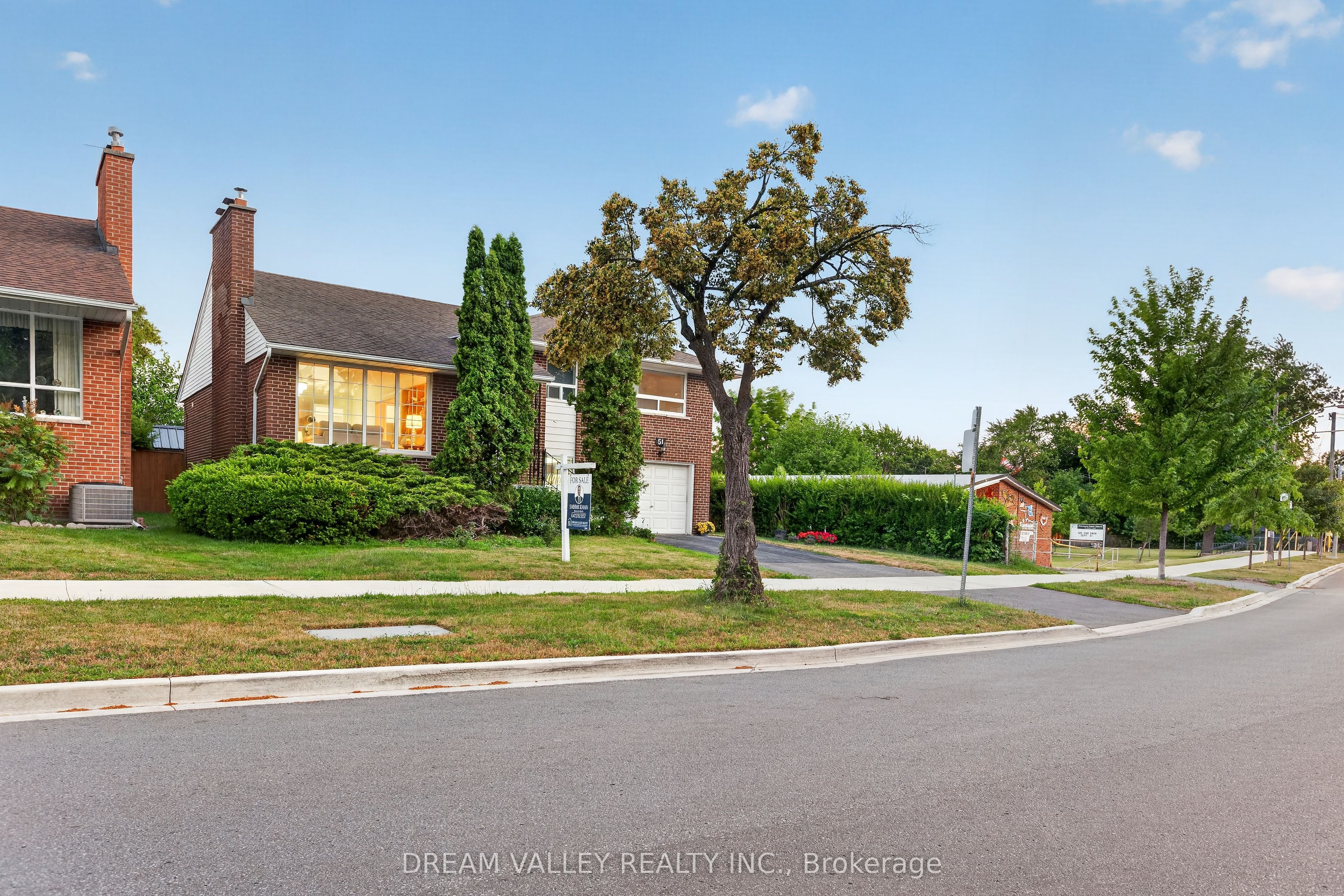 51 Sloley Road, Toronto, ON M1M 1C7 photo 2