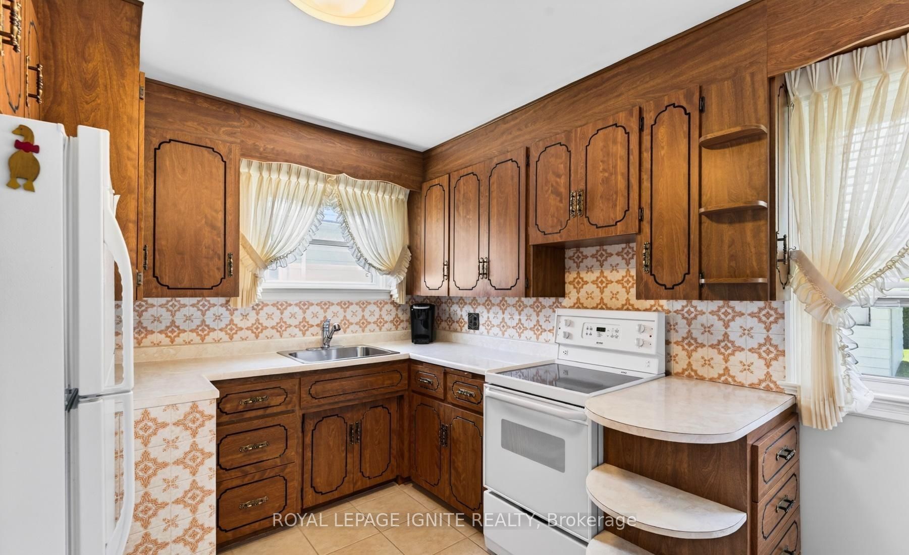 820 Simcoe Street N Main, Oshawa, ON L1G 4V8 photo 5