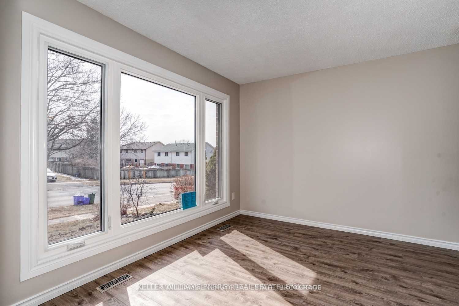 1296 Cherrydown Drive Main, Oshawa, ON L1H 8C9 photo 2