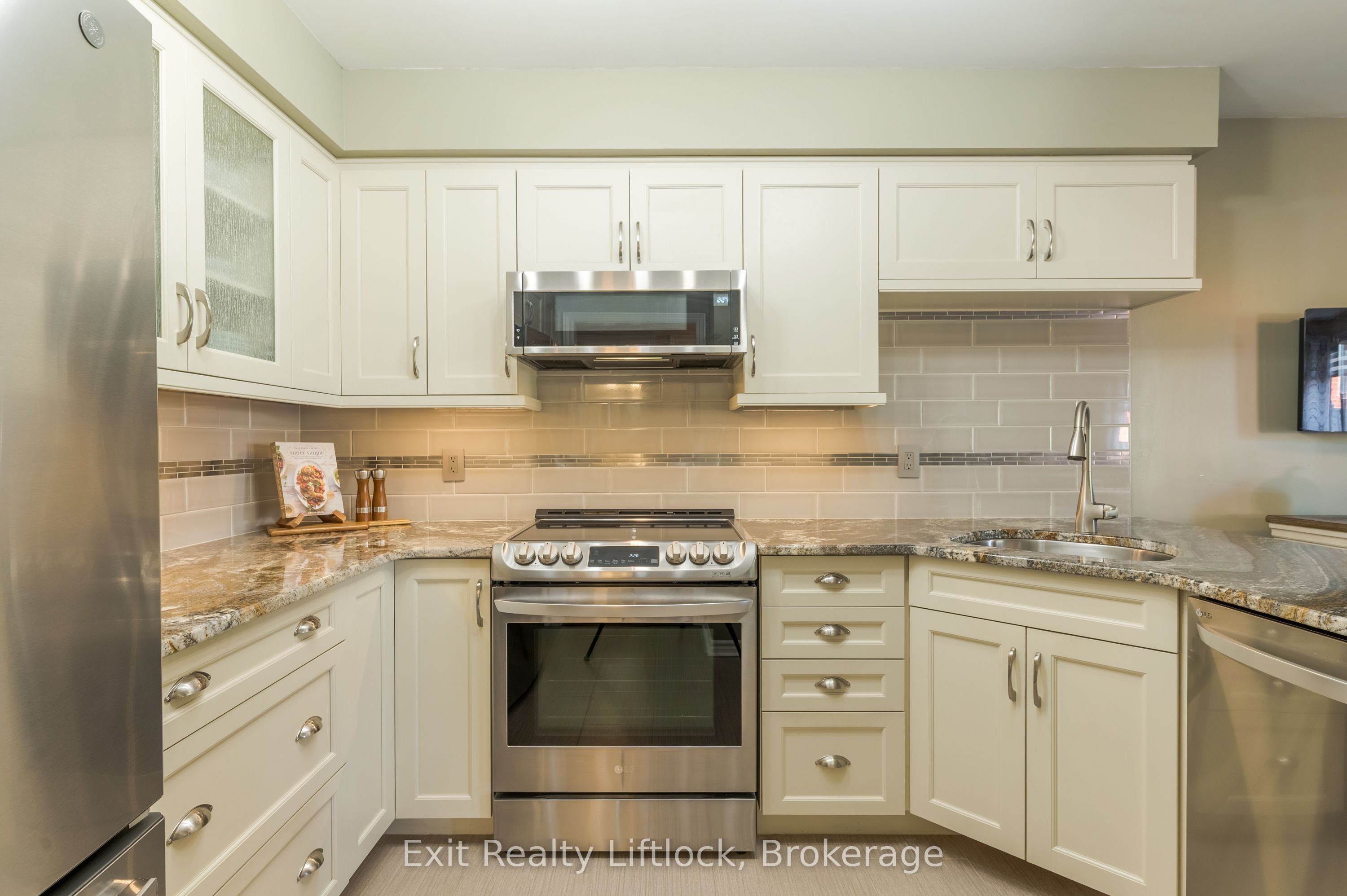 8 Wilkins Crescent, Clarington, ON L1E 3B9 photo 5