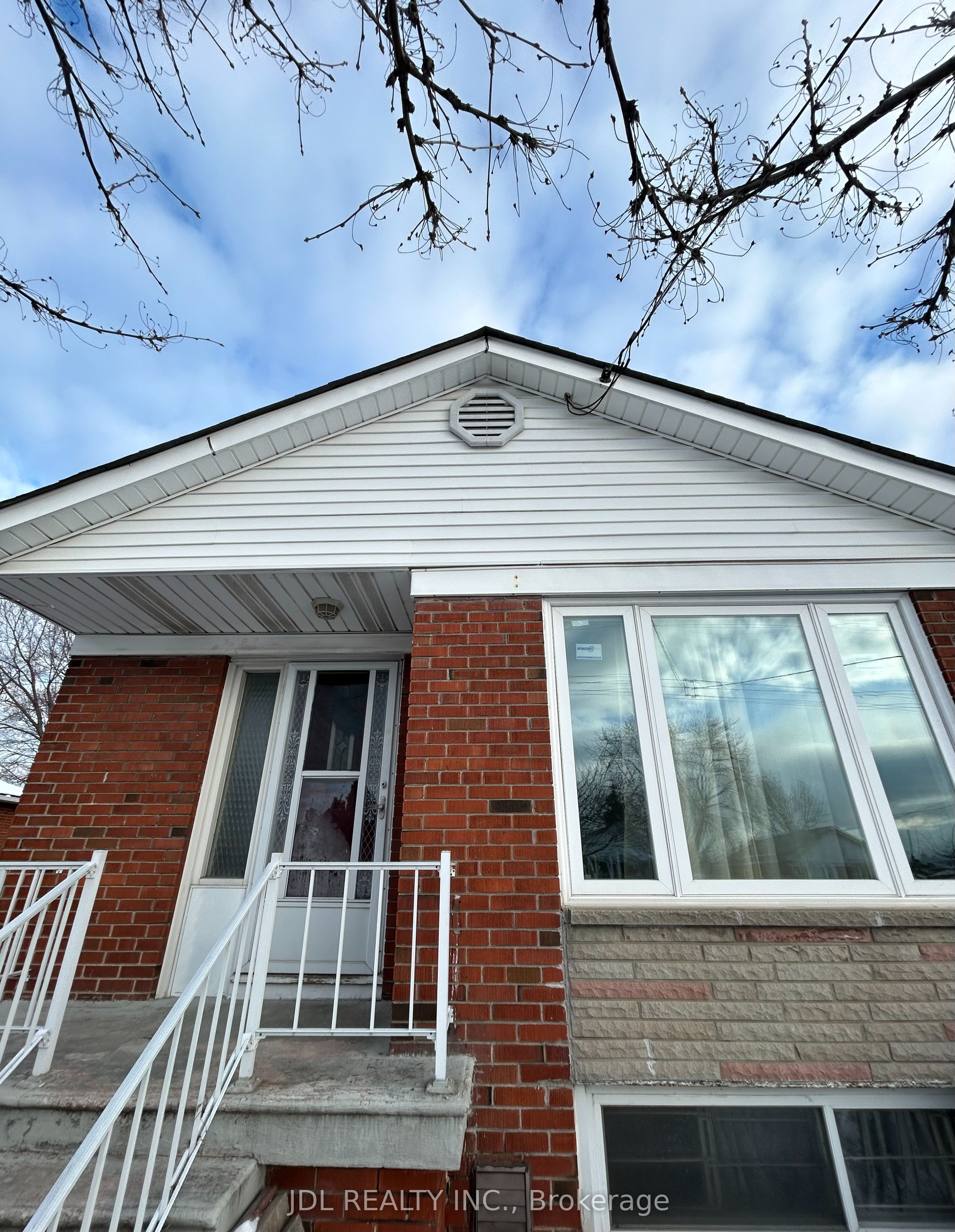 8 Highwood Ave. Avenue Three-Bedroom Main Floor, Toronto, ON M1R 2E4 photo 3