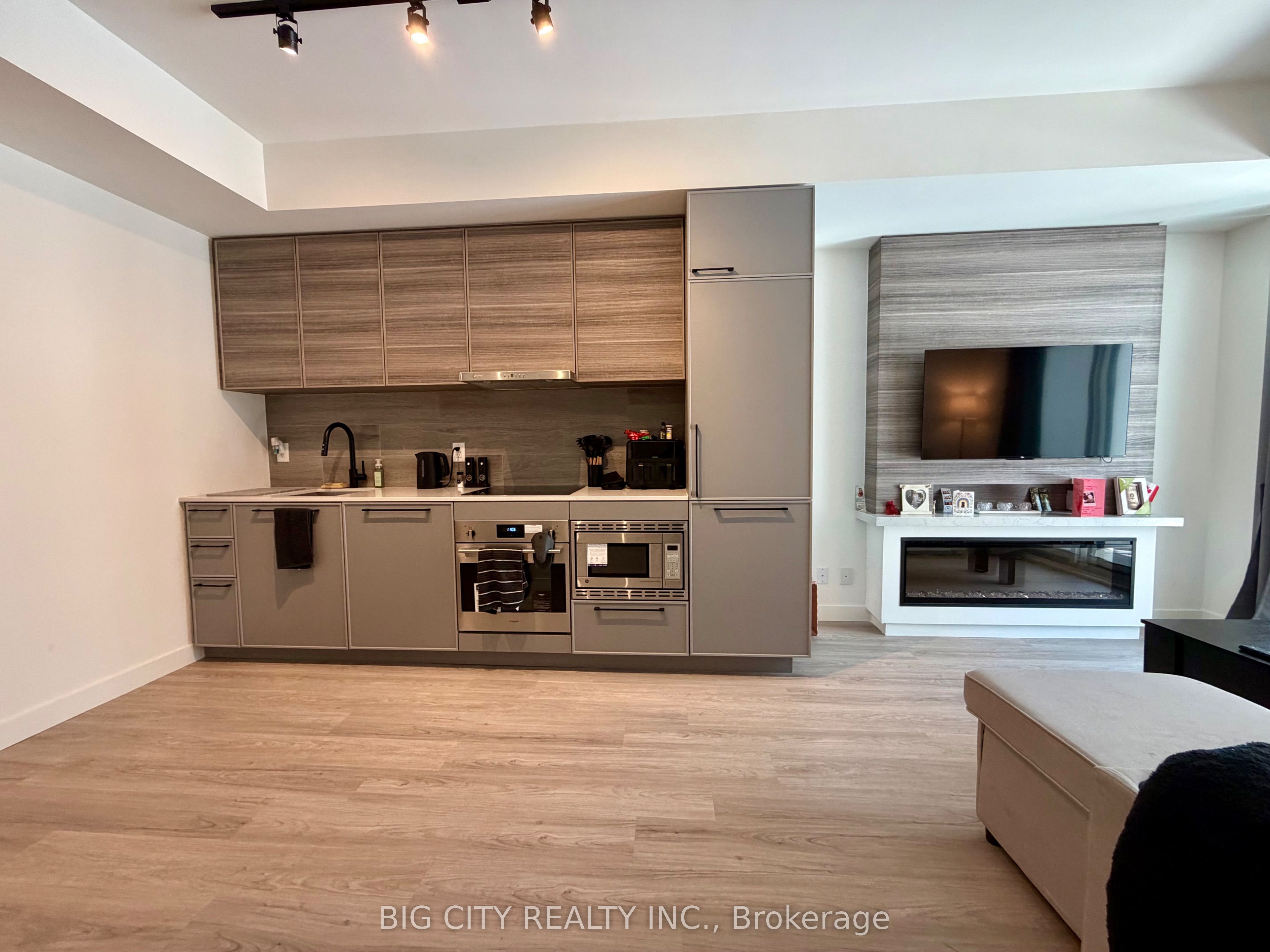 1050 Eastern Avenue 341, Toronto, ON M4L 0B7 photo 4