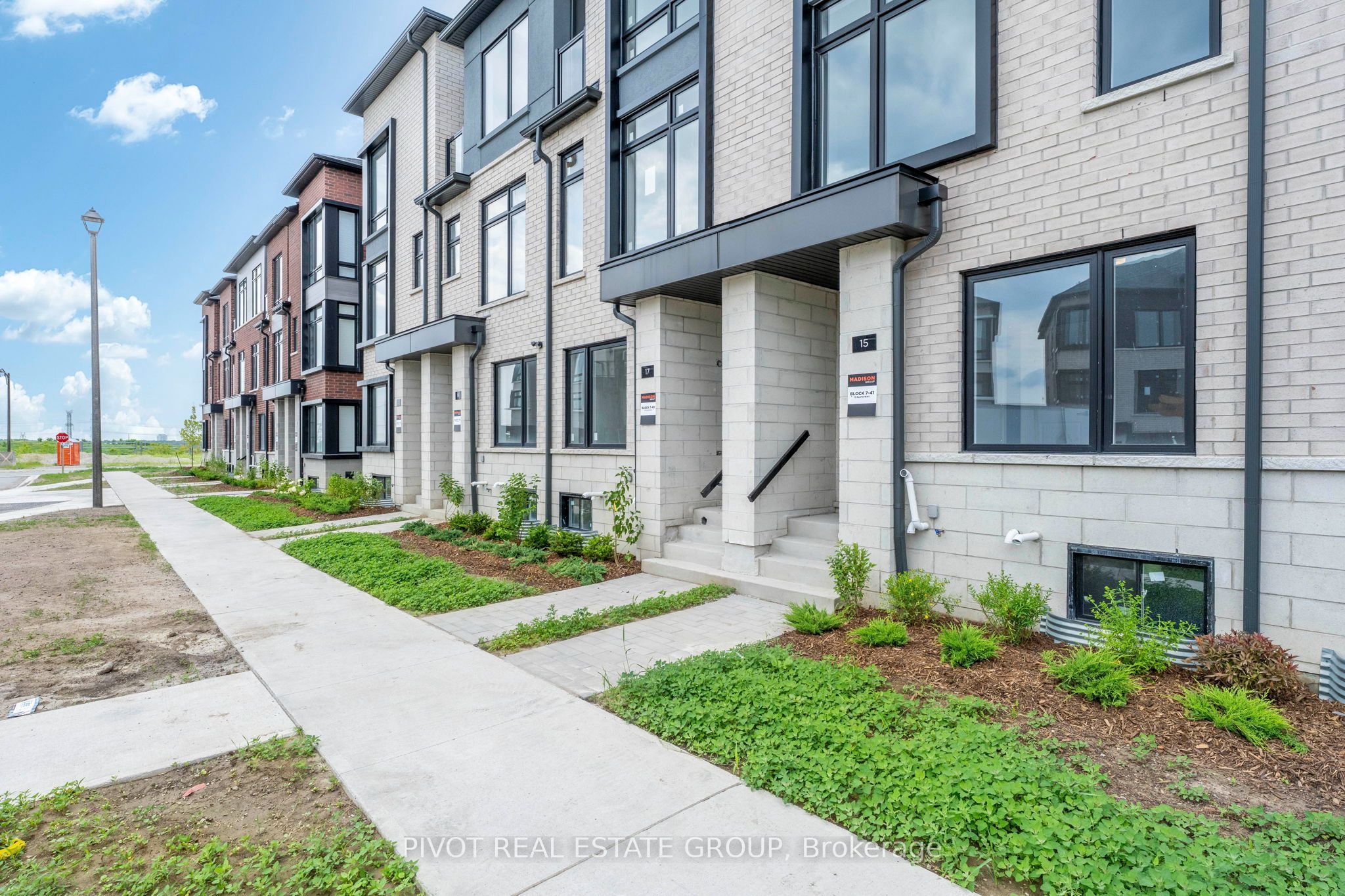15 Pluto Way, Whitby, ON L1M 0M7 photo 2