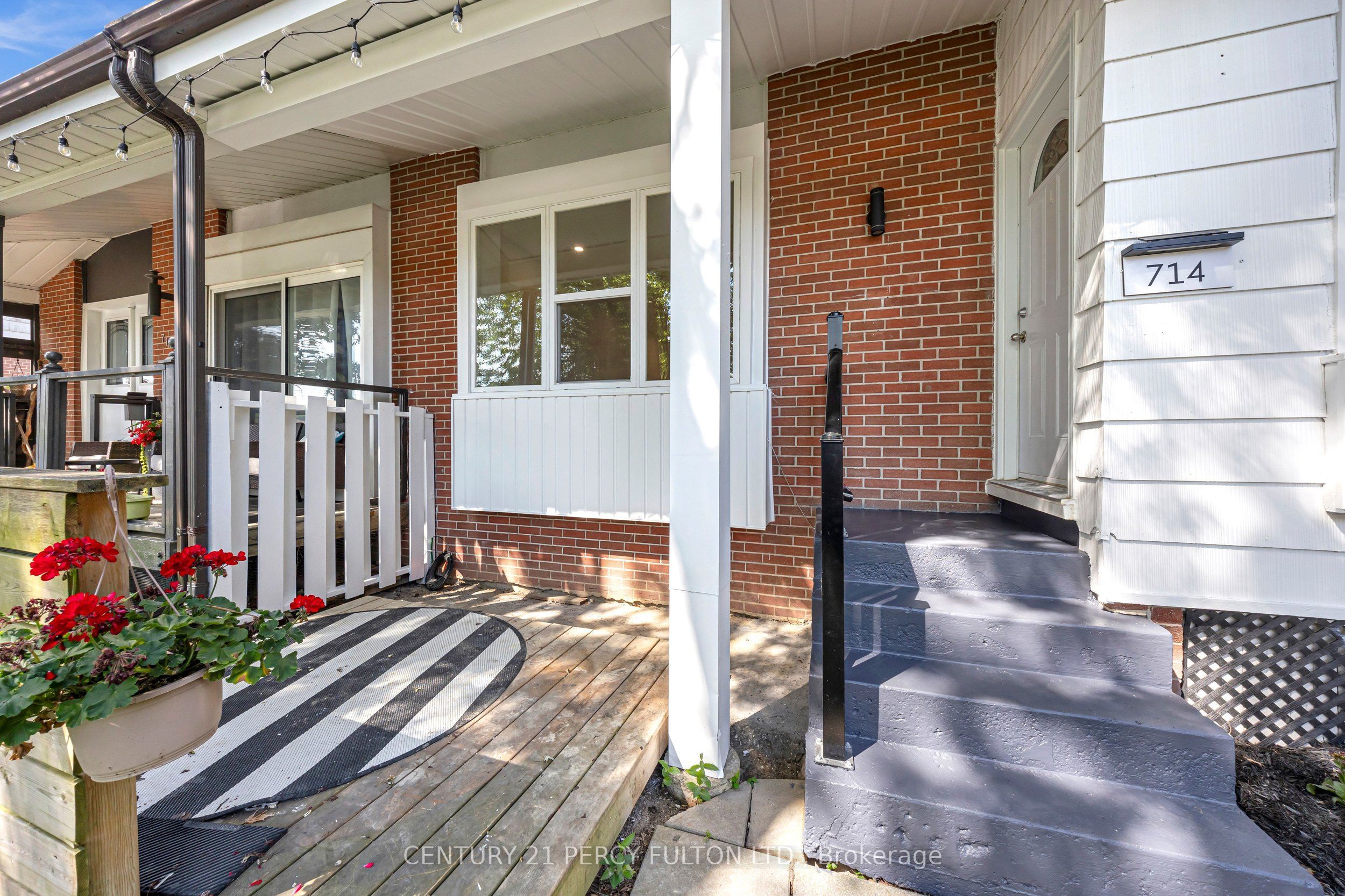 714 Lublin Avenue, Pickering, ON L1W 1Z2 photo 2