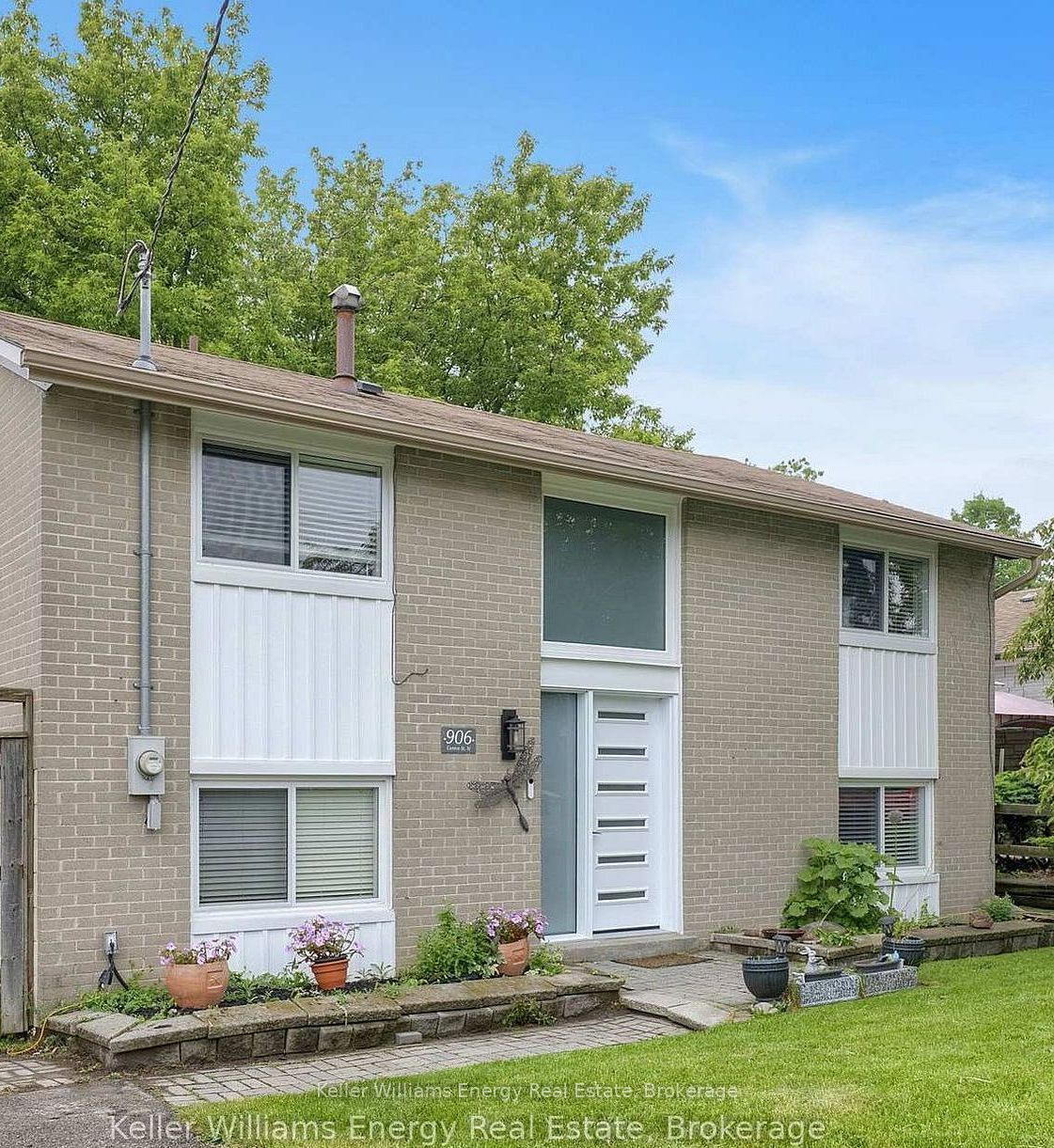 906 Centre Street N, Whitby, ON L1N 4V1